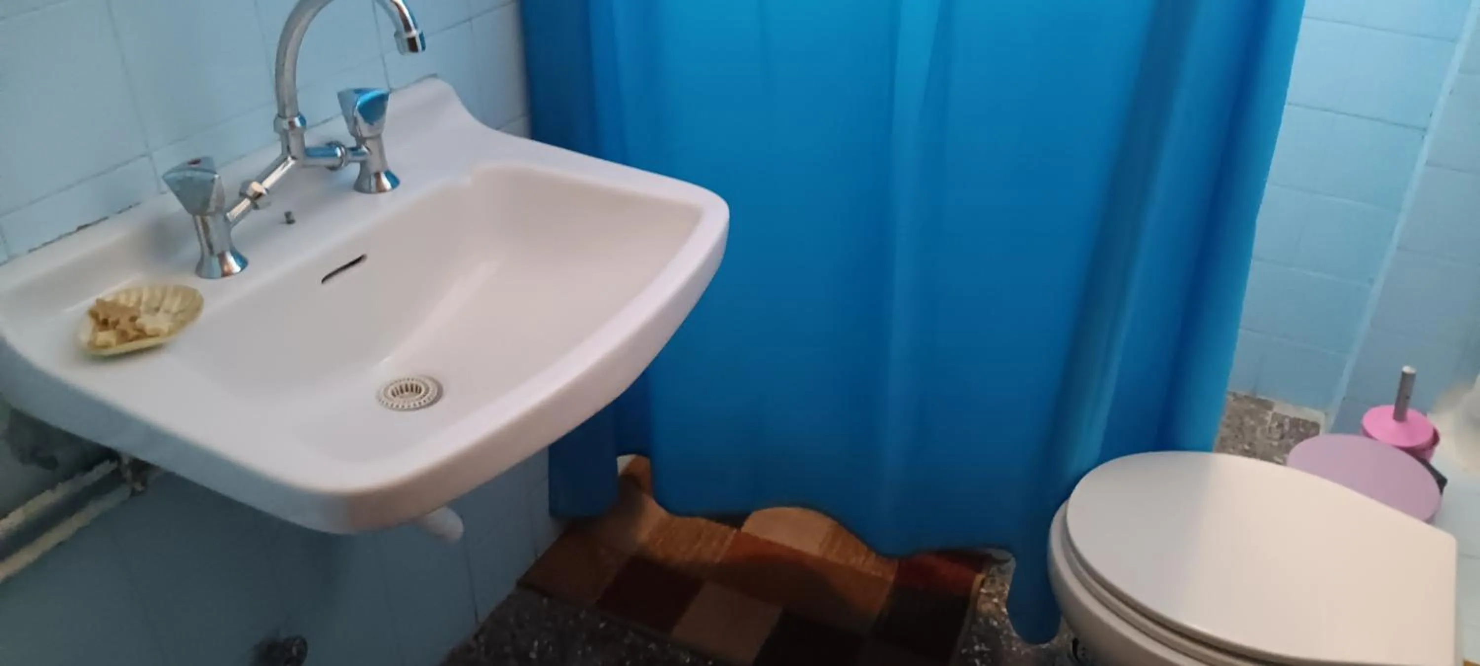 Toilet in Hotel zakros rooms-restaurant