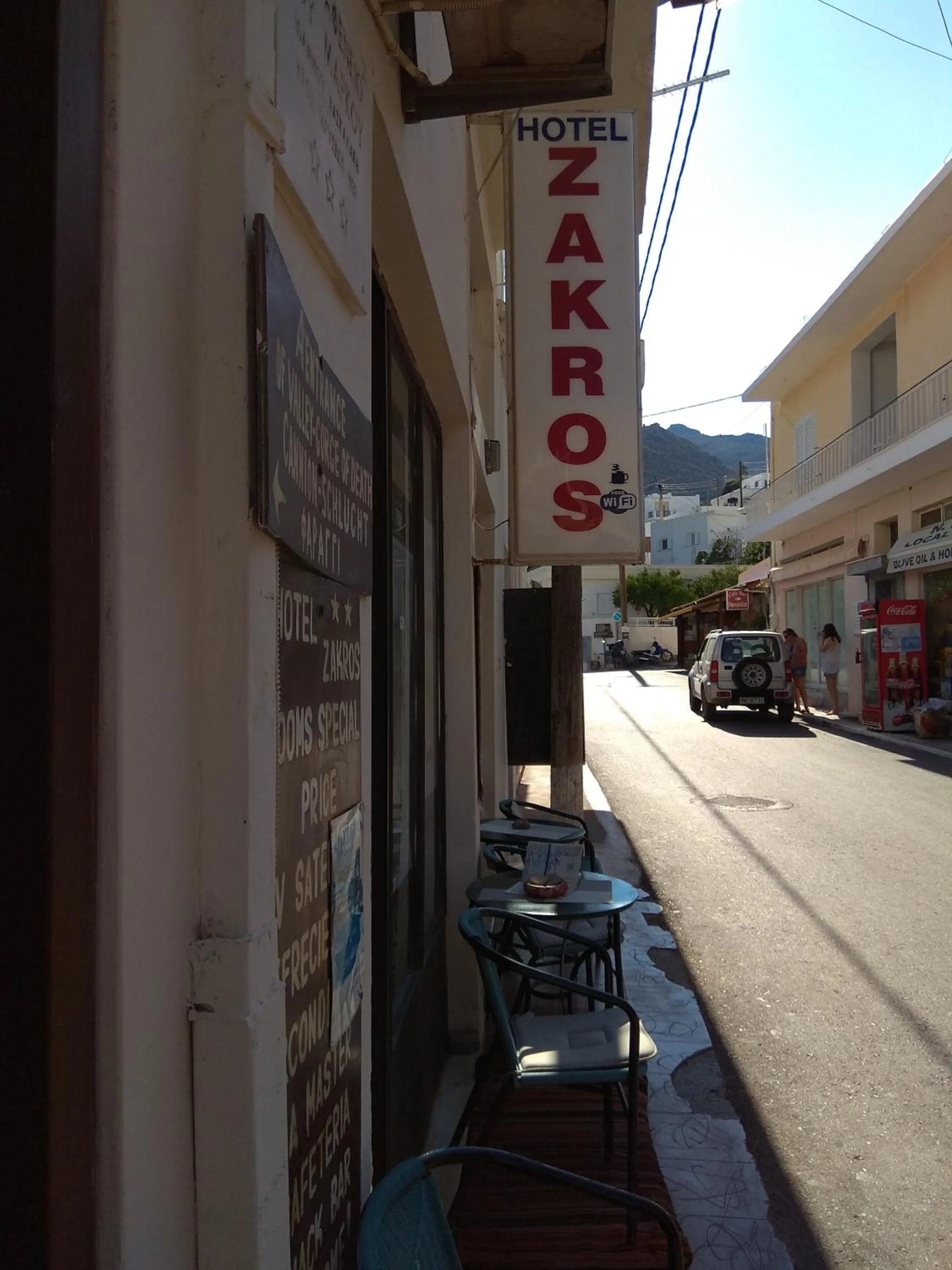 Restaurant/places to eat in Hotel zakros rooms-restaurant