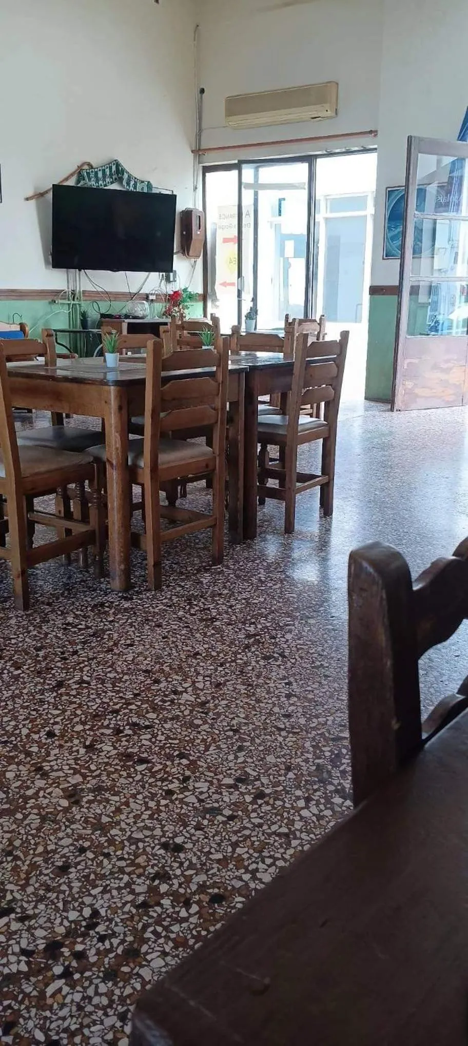 Restaurant/places to eat in Hotel zakros rooms-restaurant