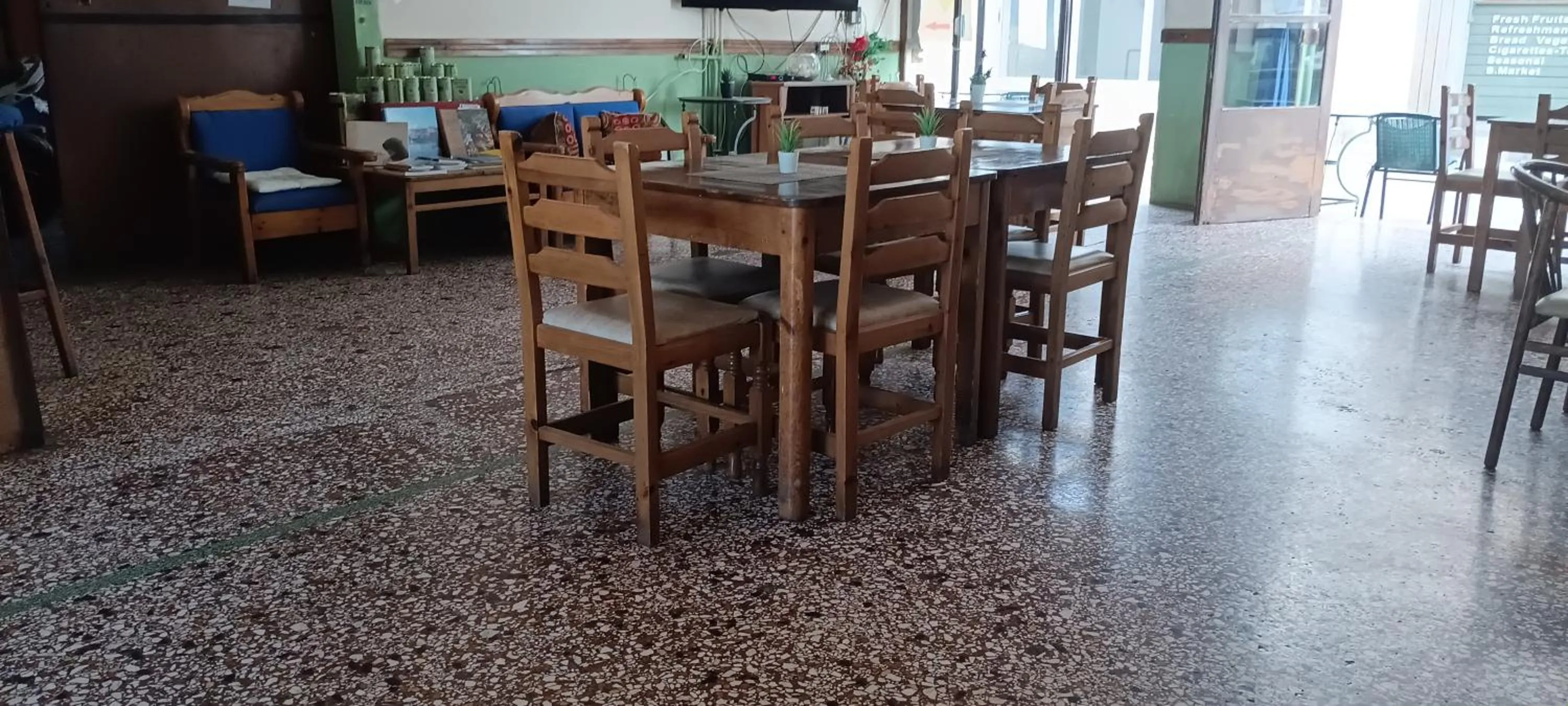 Restaurant/places to eat in Hotel zakros rooms-restaurant