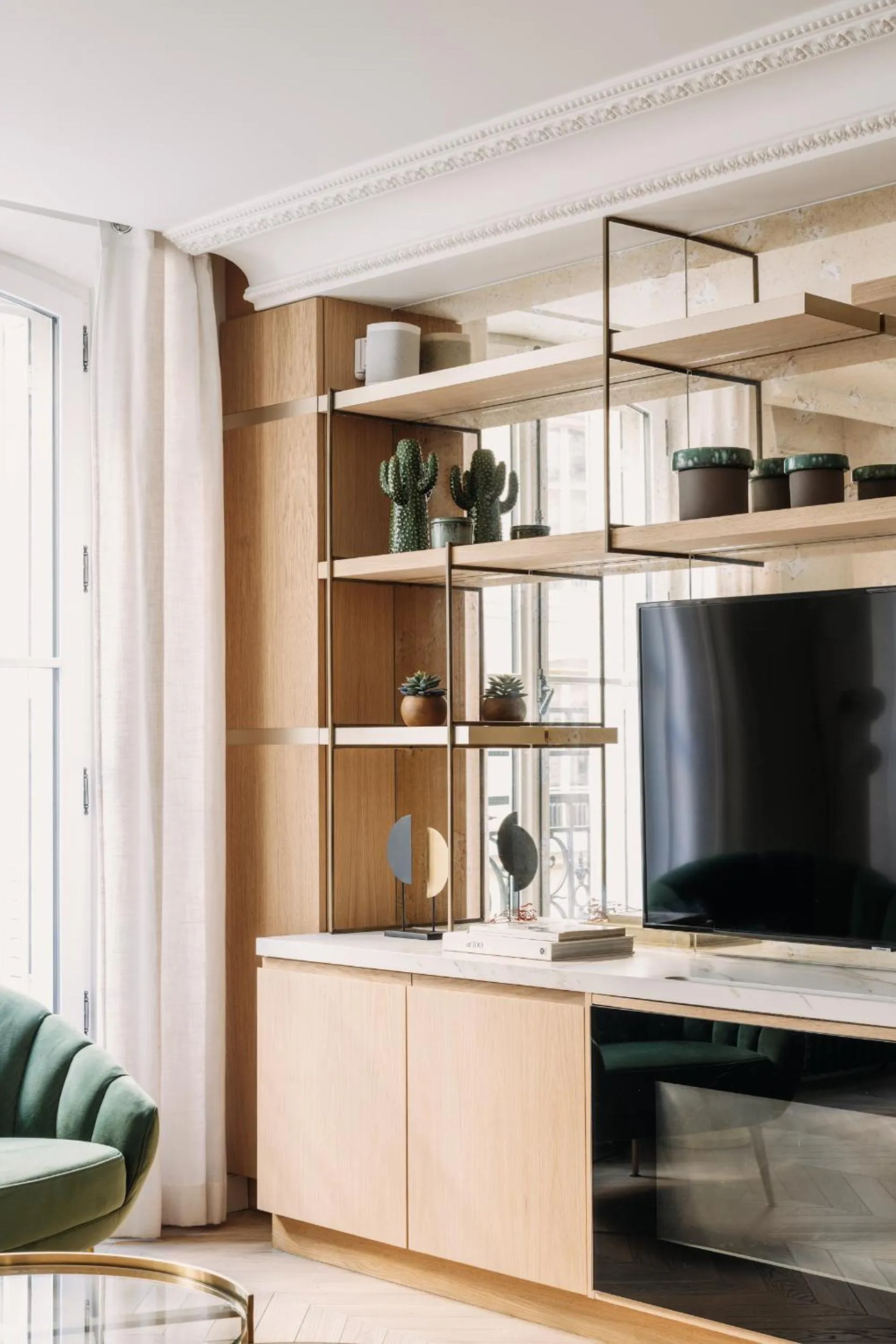 TV and multimedia in HIGHSTAY - Luxury Serviced Apartments - Louvre-Rivoli