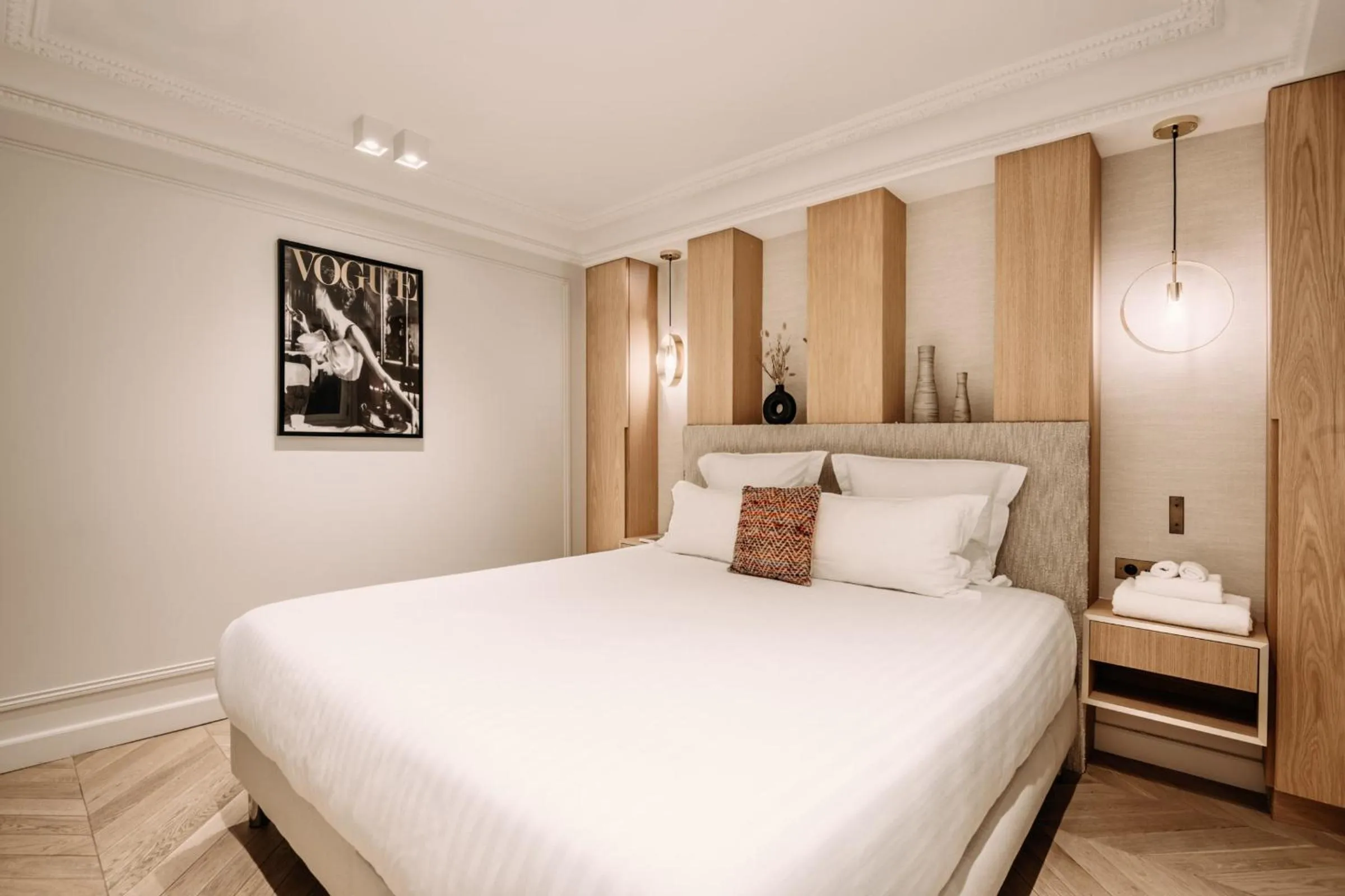 Bedroom, Bed in HIGHSTAY - Luxury Serviced Apartments - Louvre-Rivoli