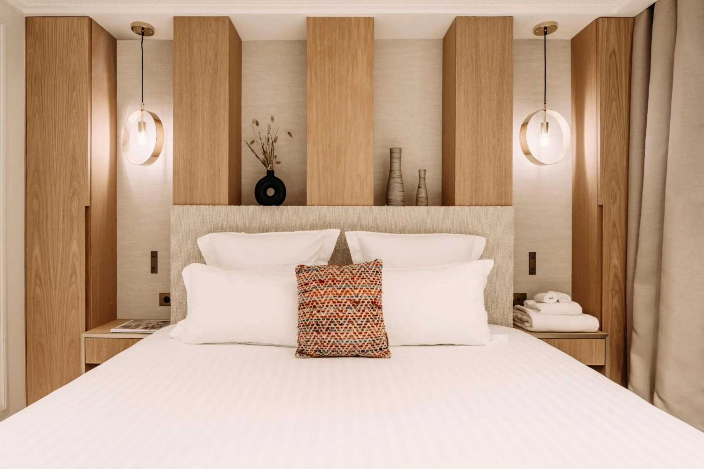 Bedroom, Bed in HIGHSTAY - Luxury Serviced Apartments - Louvre-Rivoli