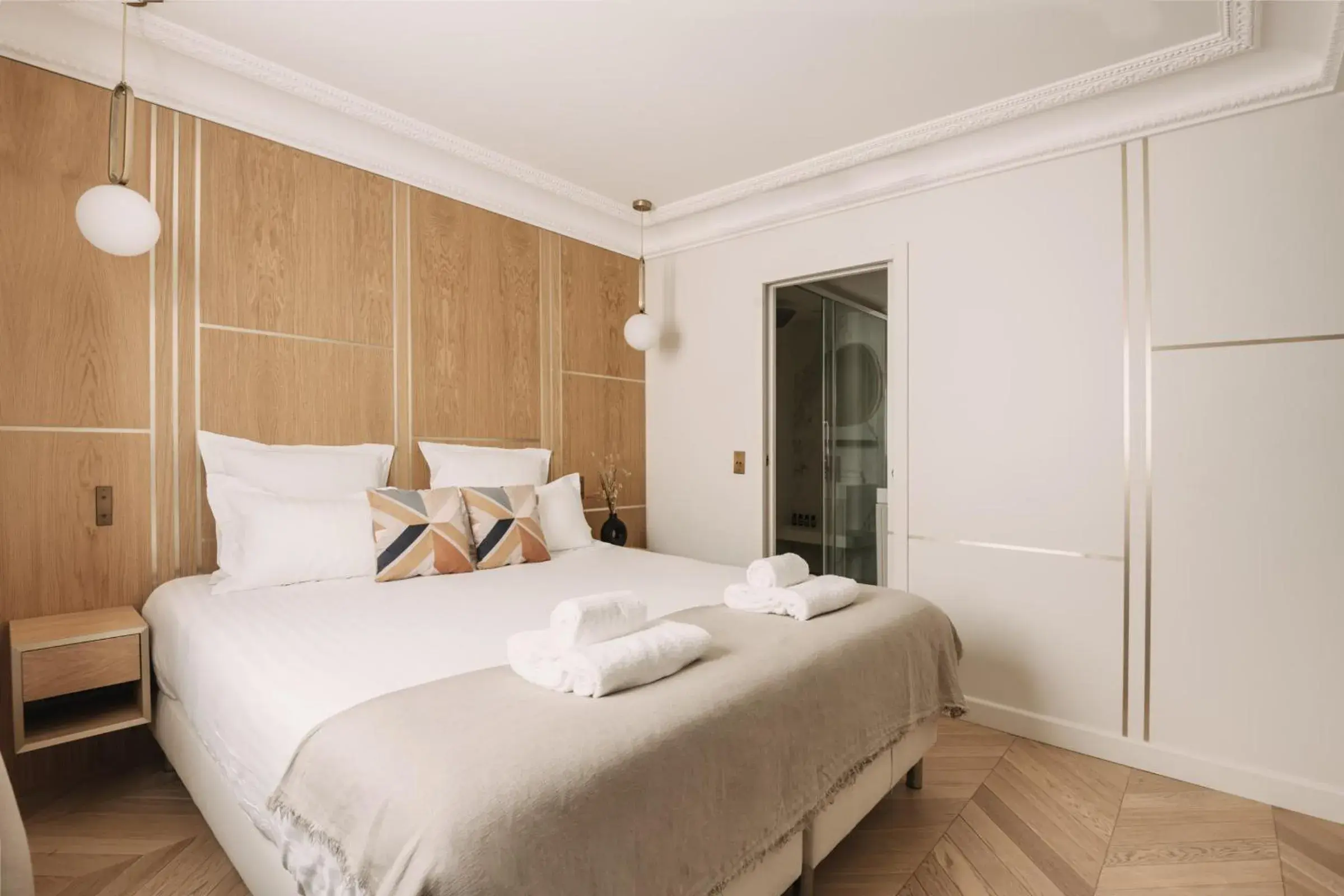 Bedroom, Bed in HIGHSTAY - Luxury Serviced Apartments - Louvre-Rivoli Bedroom, Bed in HIGHSTAY - Luxury Serviced Apartments - Louvre-Rivoli