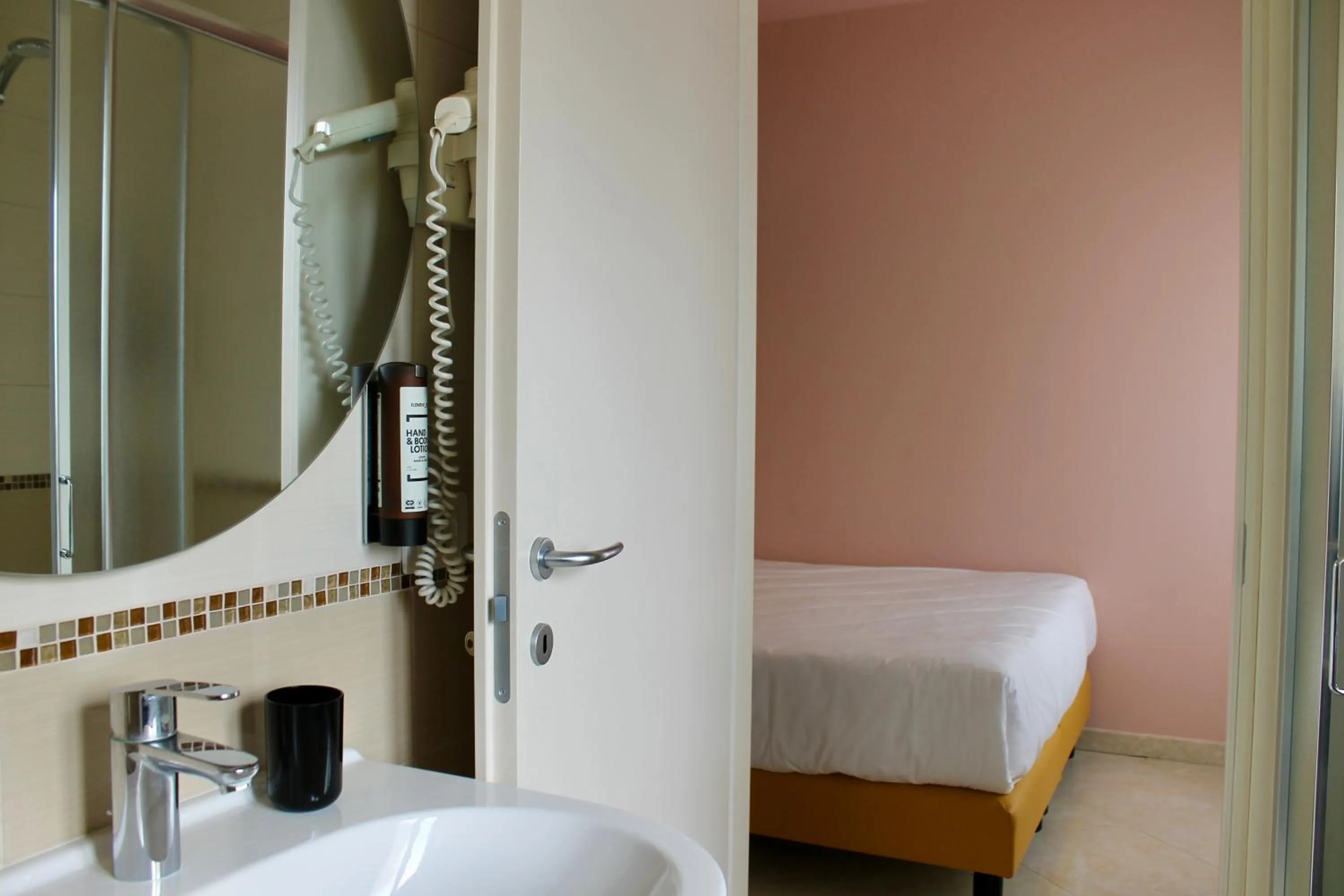 Bathroom, Bed in La Vista Postcard Hotel