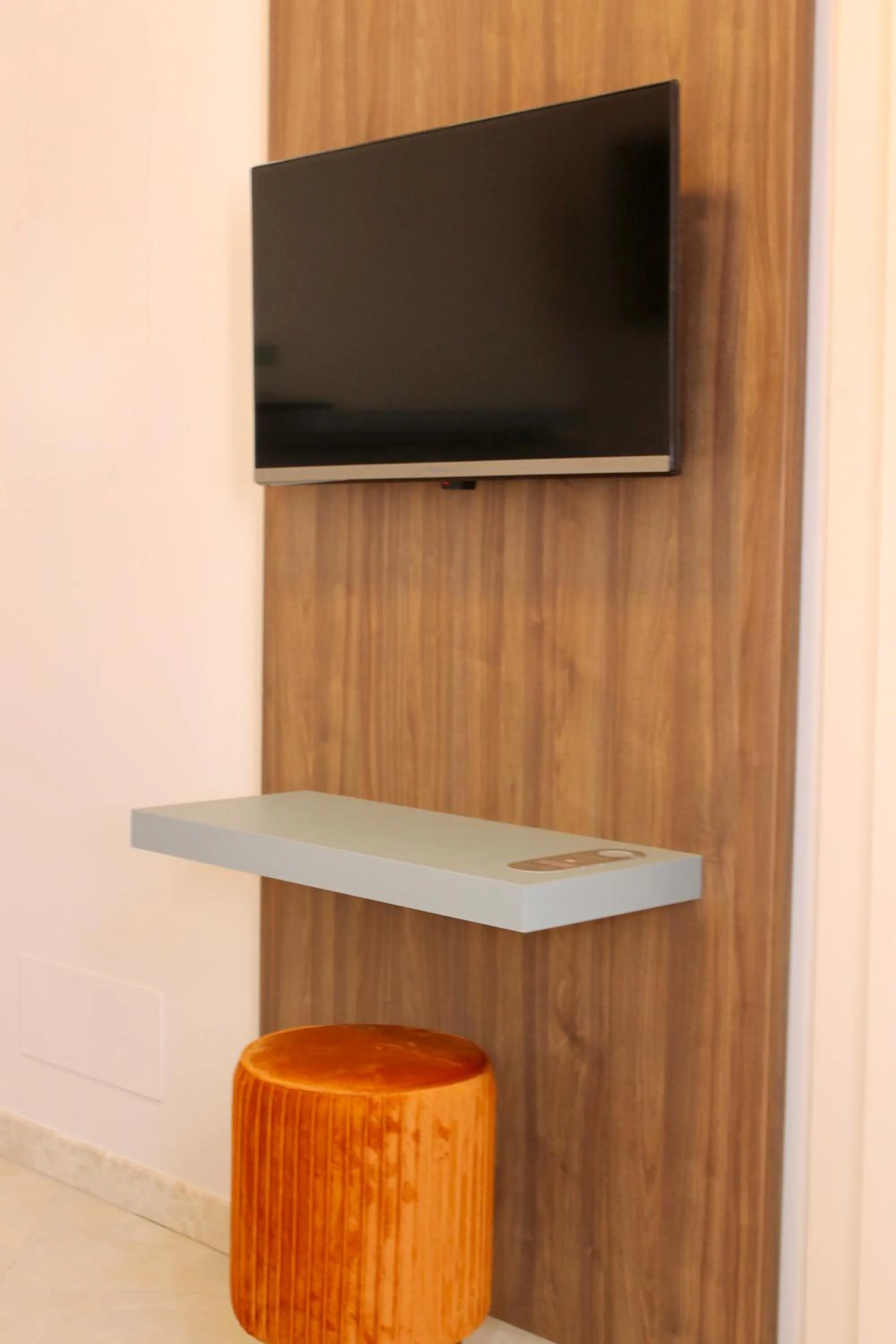 TV and multimedia in La Vista Postcard Hotel