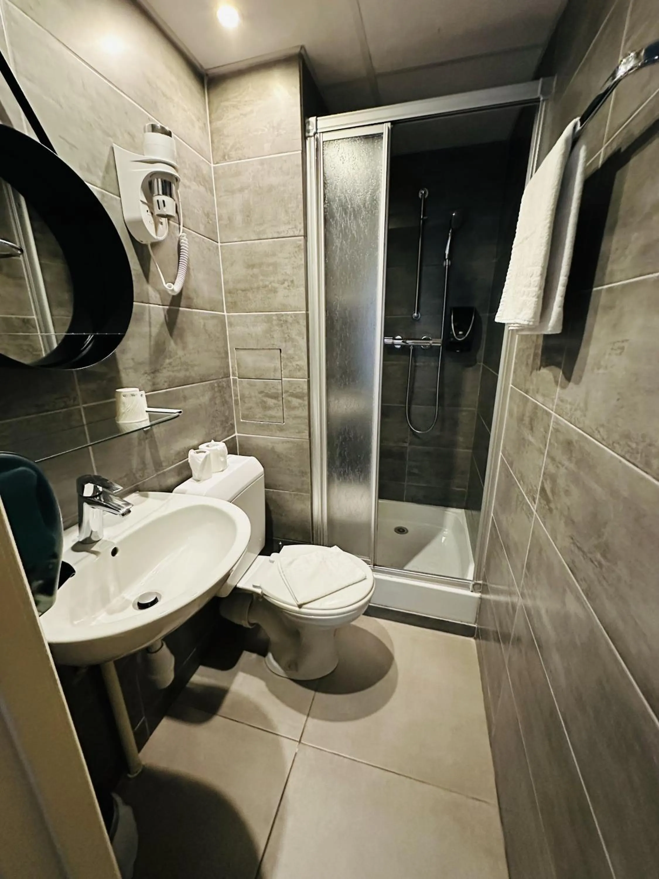 Bathroom in Hôtel du Maine