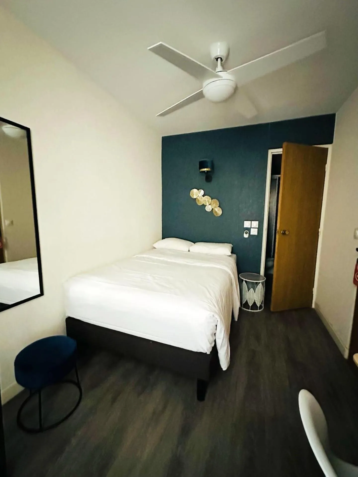 Photo of the whole room, Bed in Hôtel du Maine