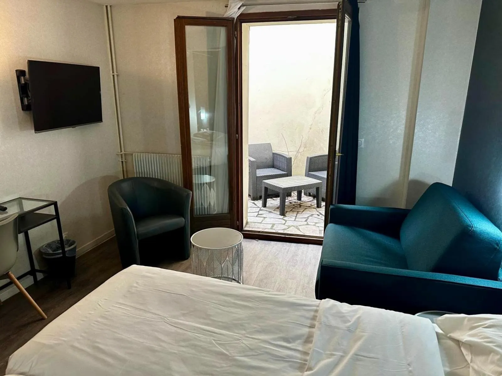 Bed in Hôtel du Maine