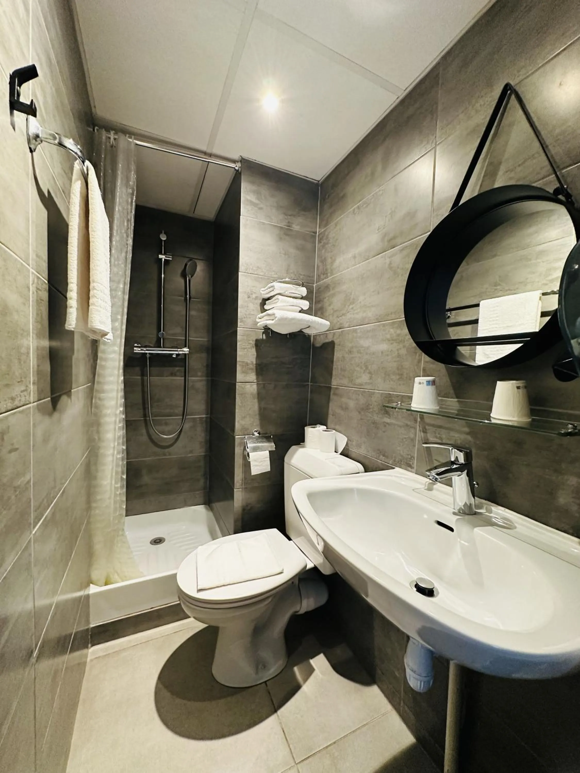 Bathroom in Hôtel du Maine