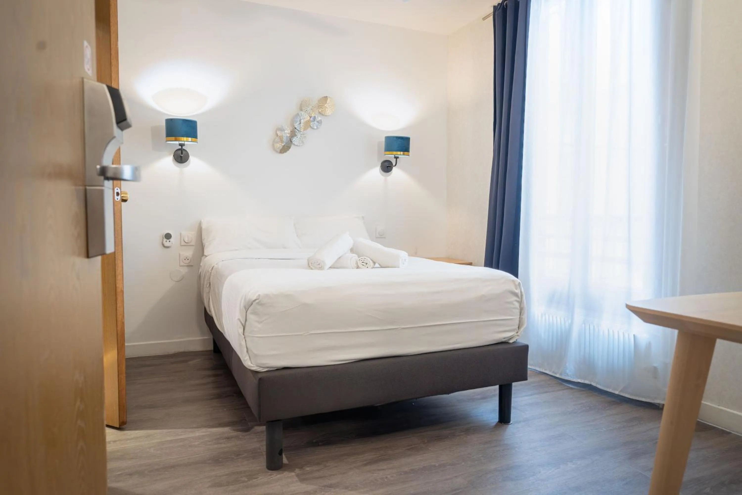 Photo of the whole room, Bed in Hôtel du Maine