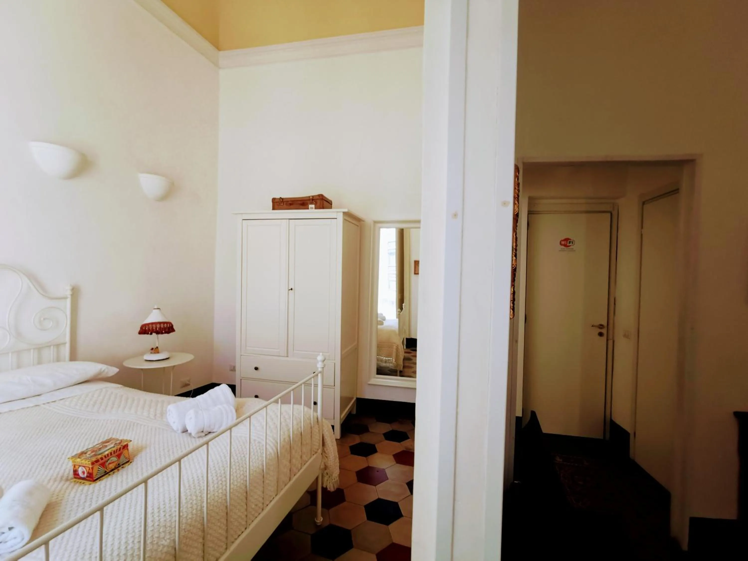 Photo of the whole room, Bed in Fera O' Luni