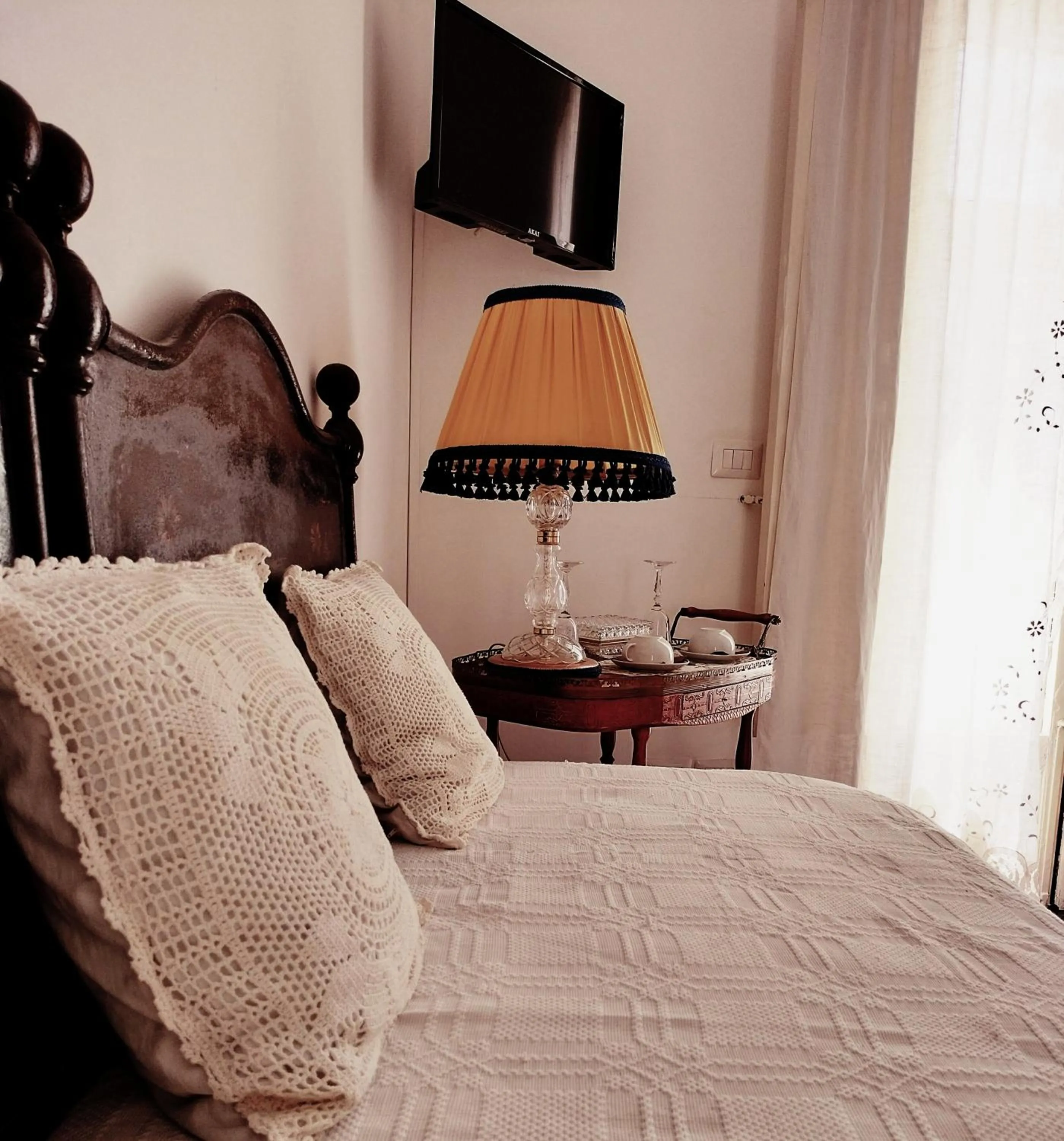 Photo of the whole room, Bed in Fera O' Luni