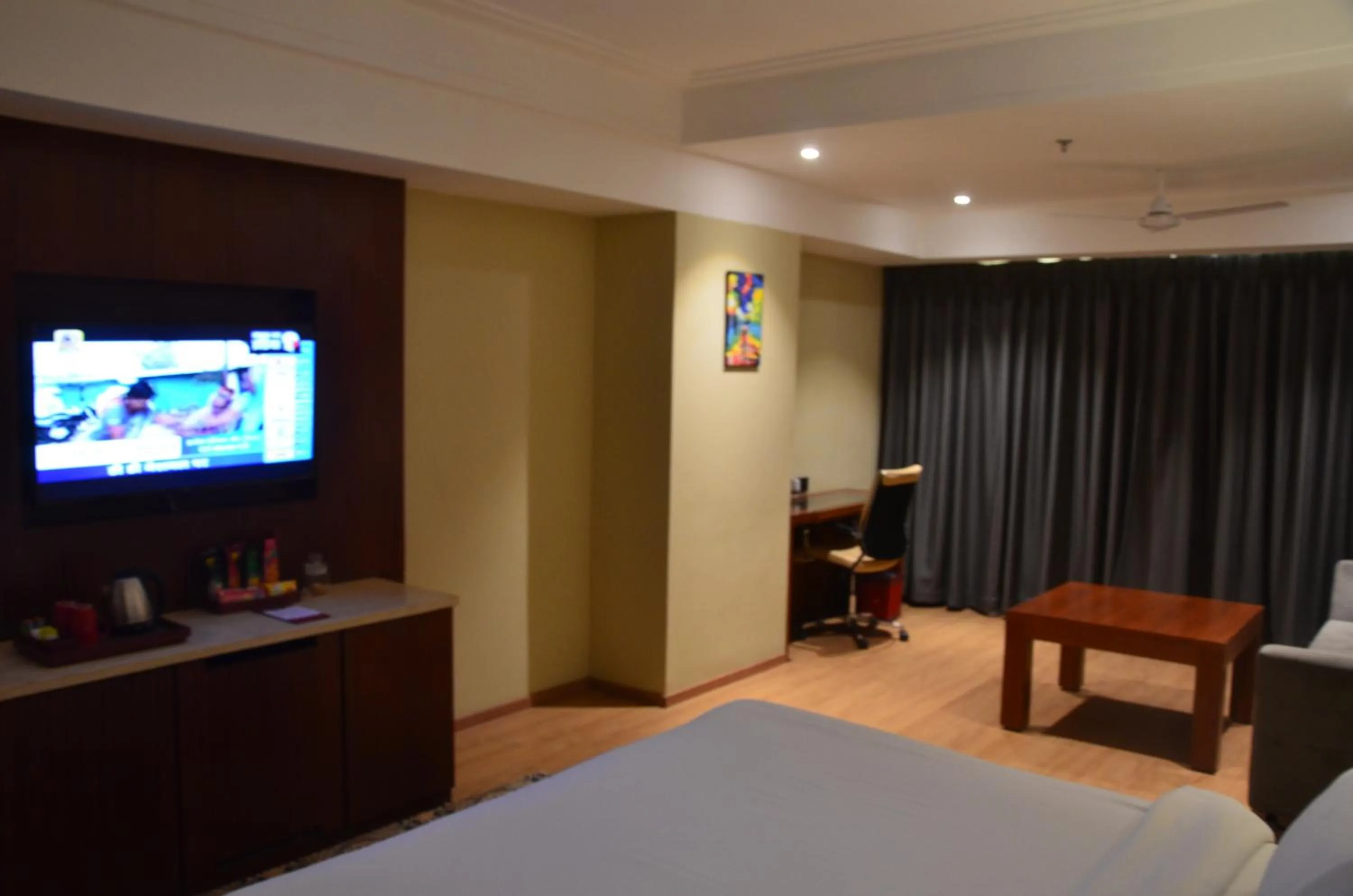 Photo of the whole room, Bed in Babylon Capital