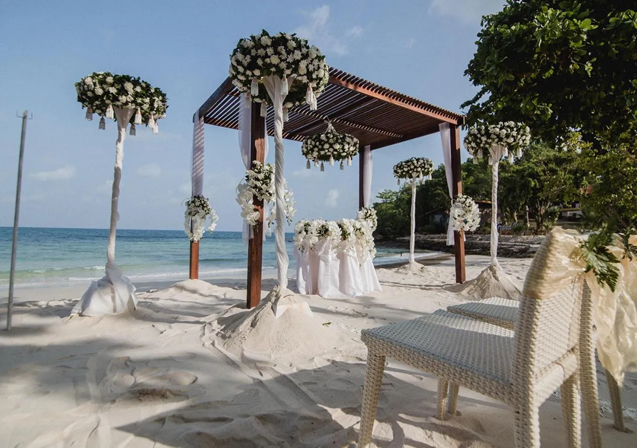 Beach in Samed Tropical Resort