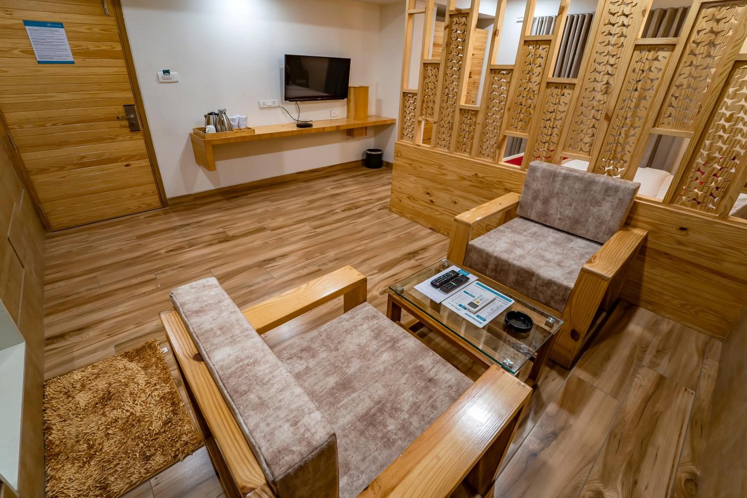 Communal lounge/ TV room in Hotel Pleasant Lake