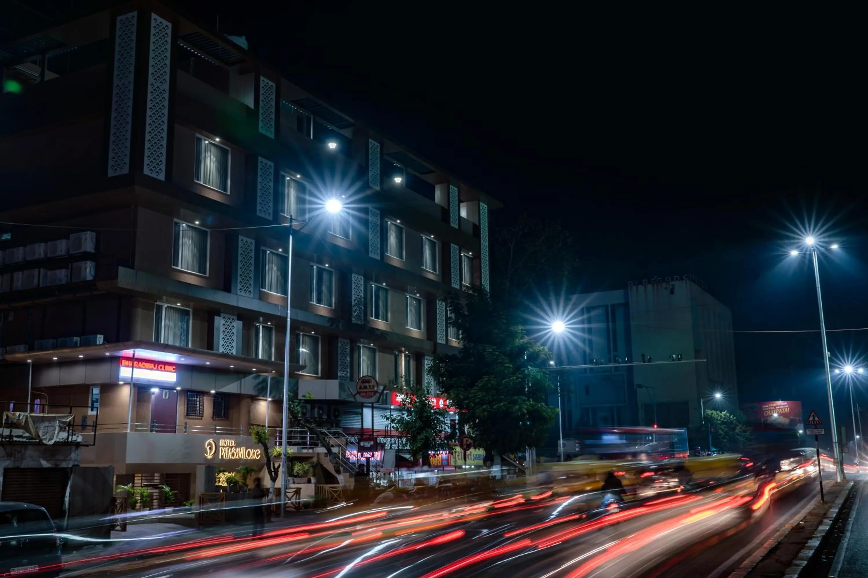 Property building in Hotel Pleasant Lake
