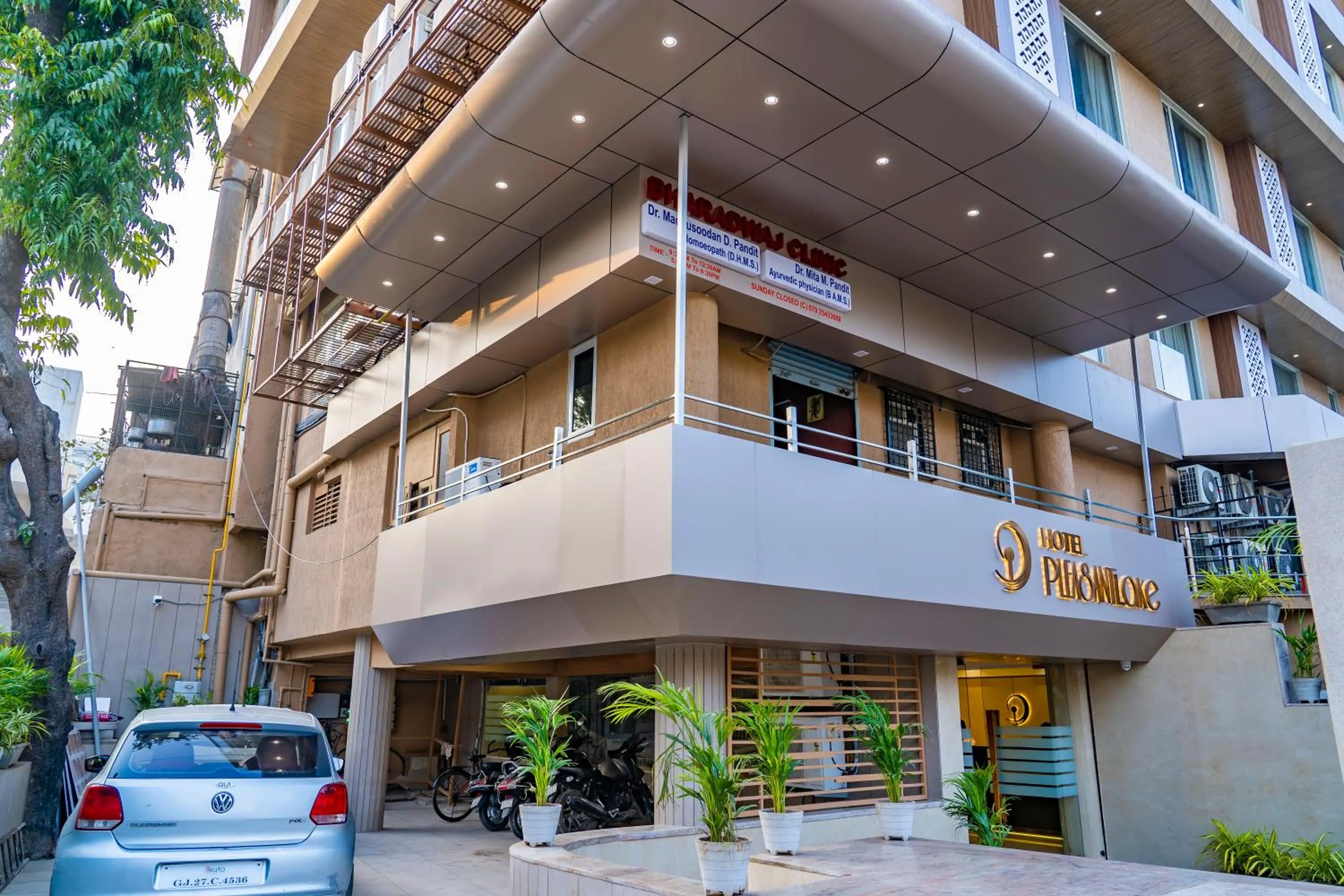 Property building in Hotel Pleasant Lake