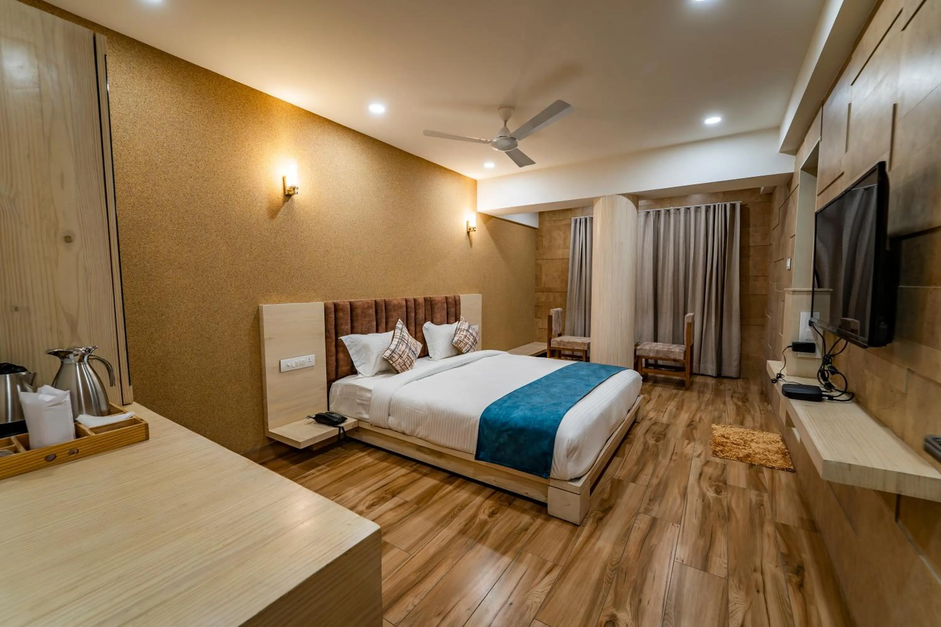 TV and multimedia, Bed in Hotel Pleasant Lake