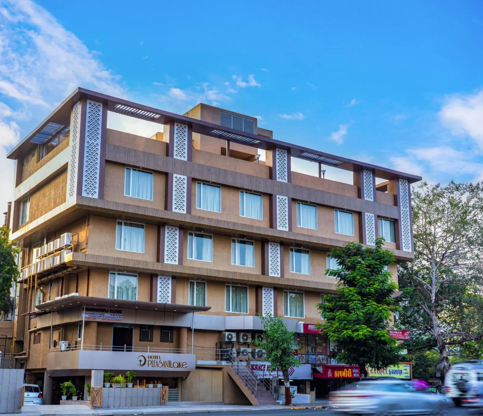 Property building in Hotel Pleasant Lake