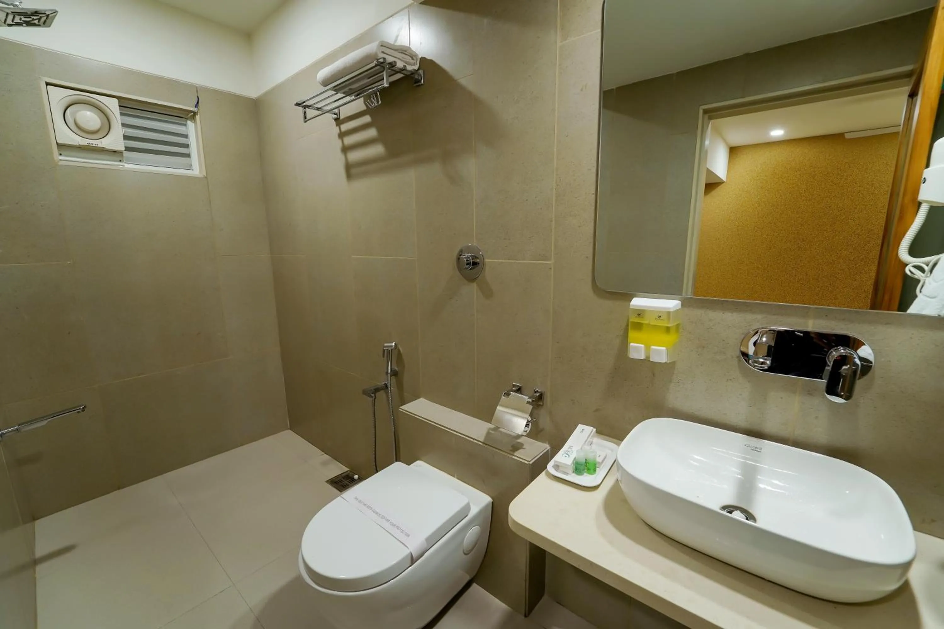 Shower in Hotel Pleasant Lake