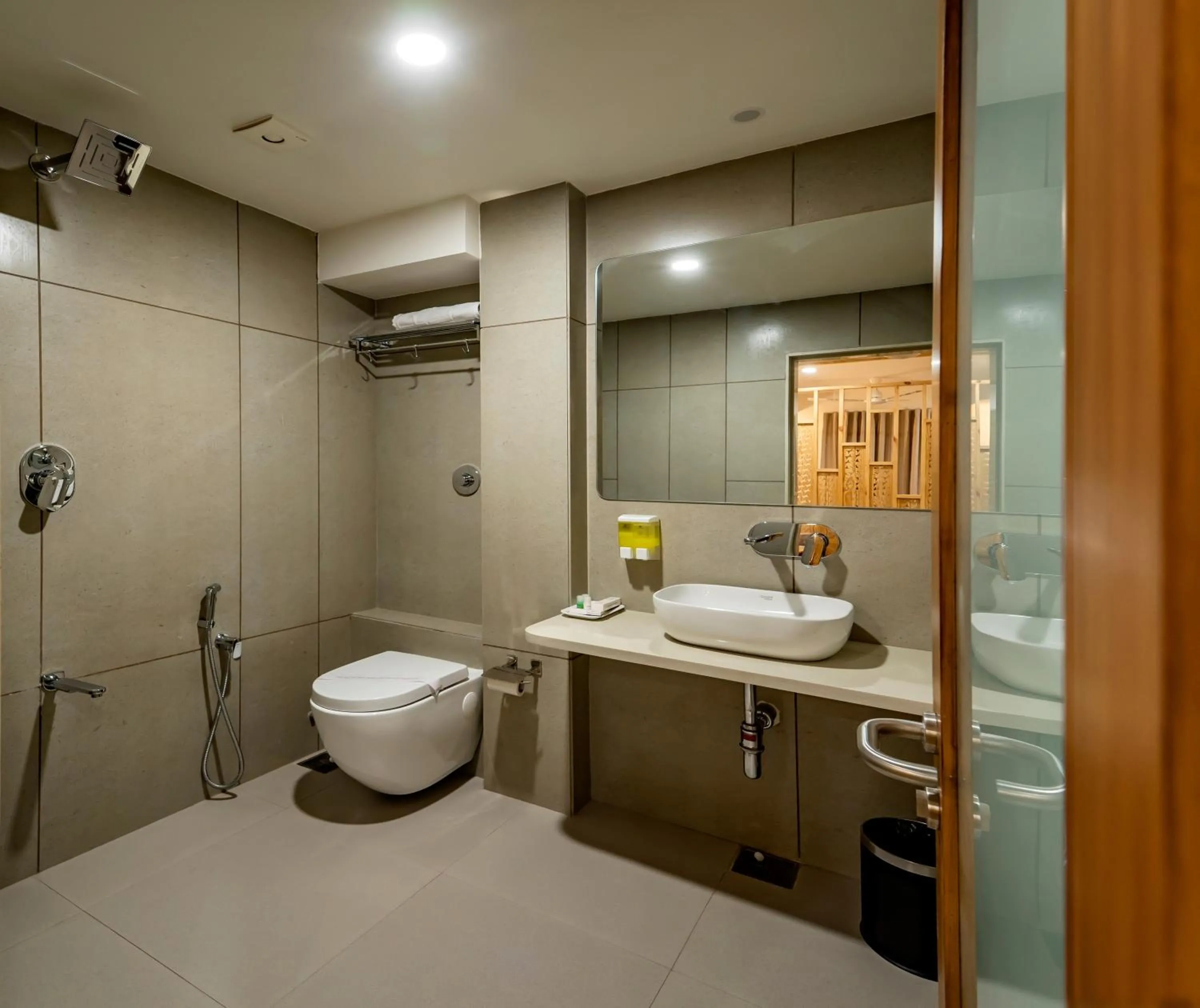 Shower in Hotel Pleasant Lake