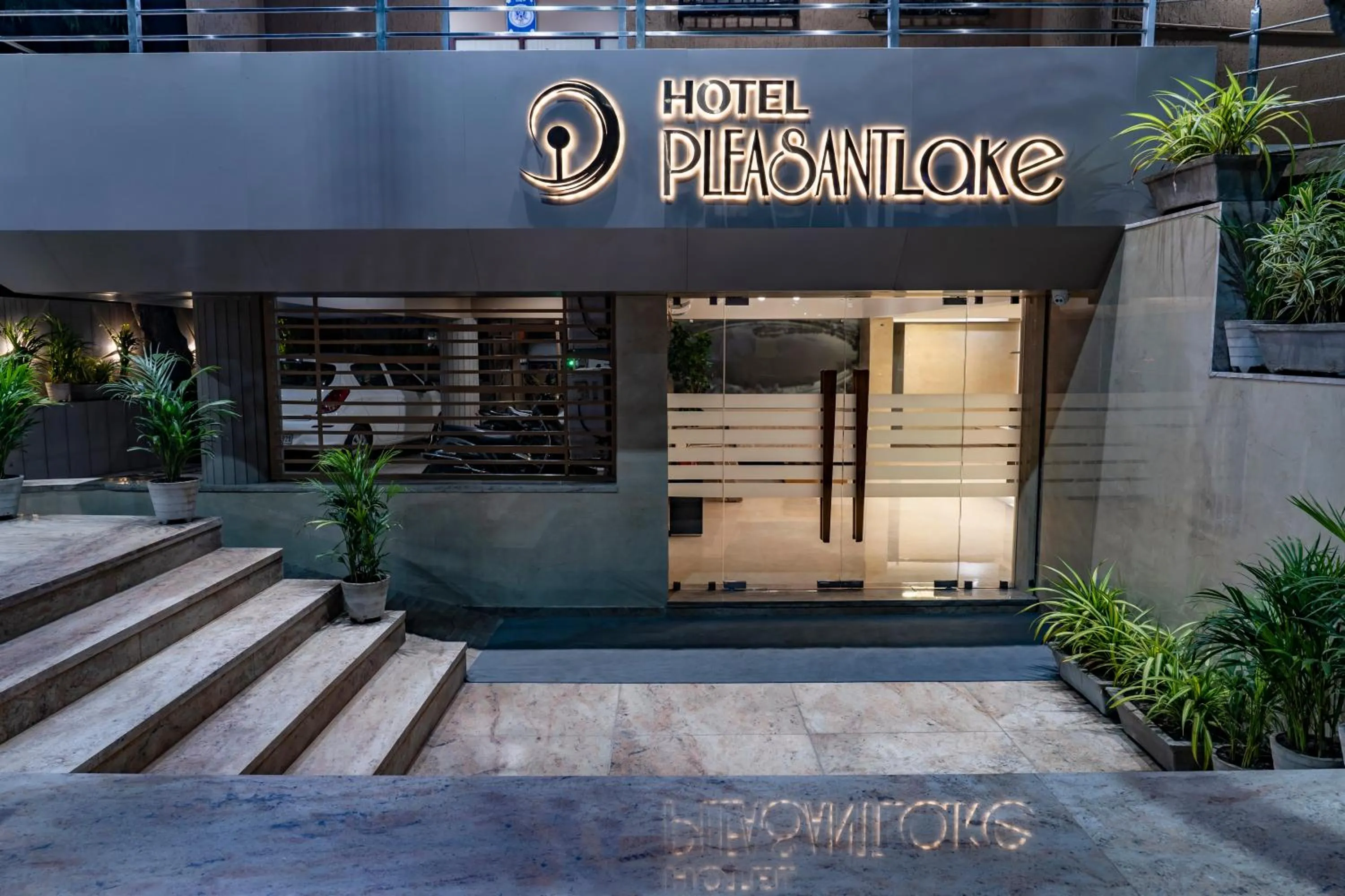 Facade/entrance in Hotel Pleasant Lake