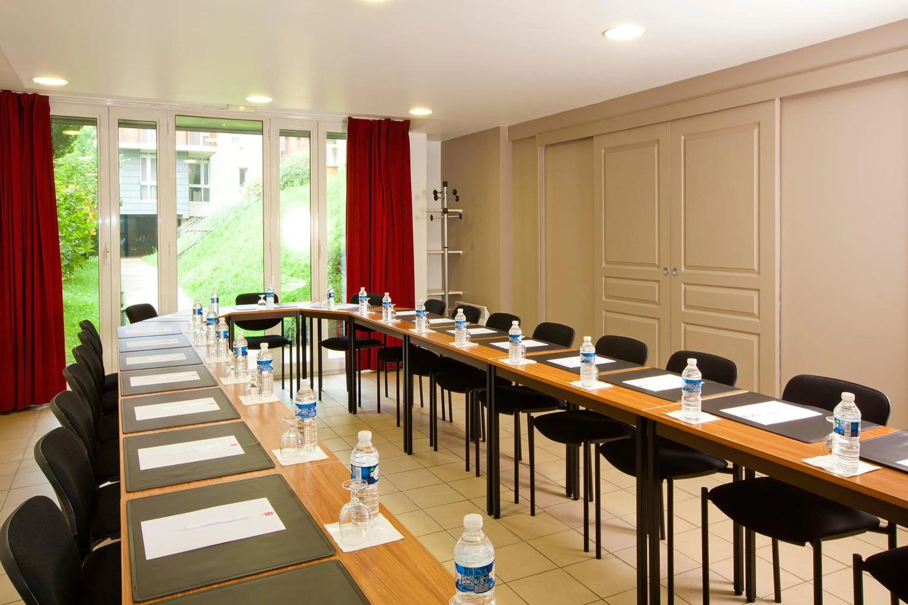 Meeting/conference room in Séjours & Affaires Paris Ivry