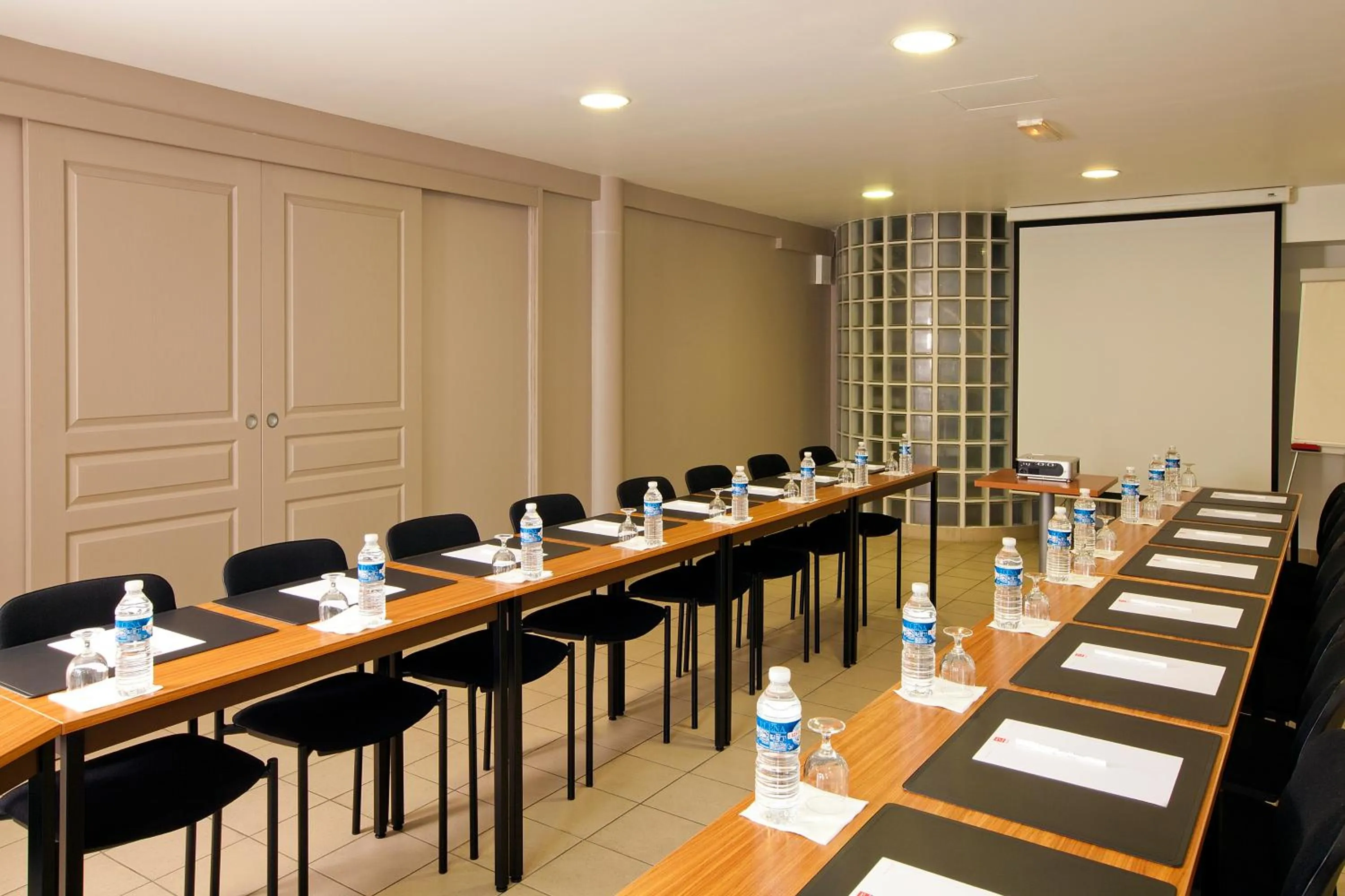 Meeting/conference room in Séjours & Affaires Paris Ivry