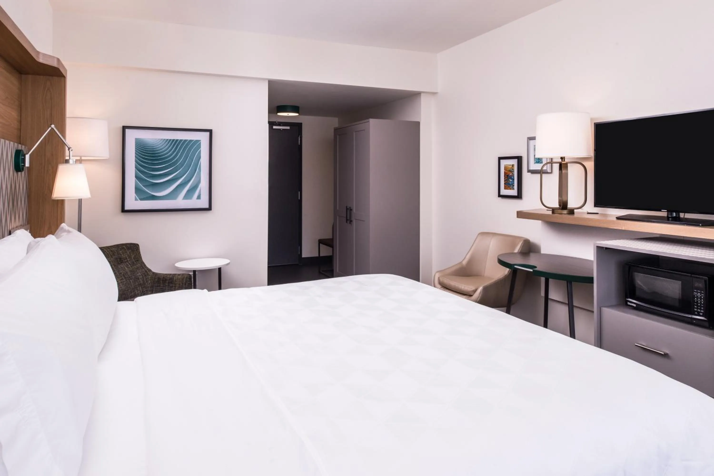 Bedroom, Bed in Holiday Inn Detroit Northwest - Livonia by IHG