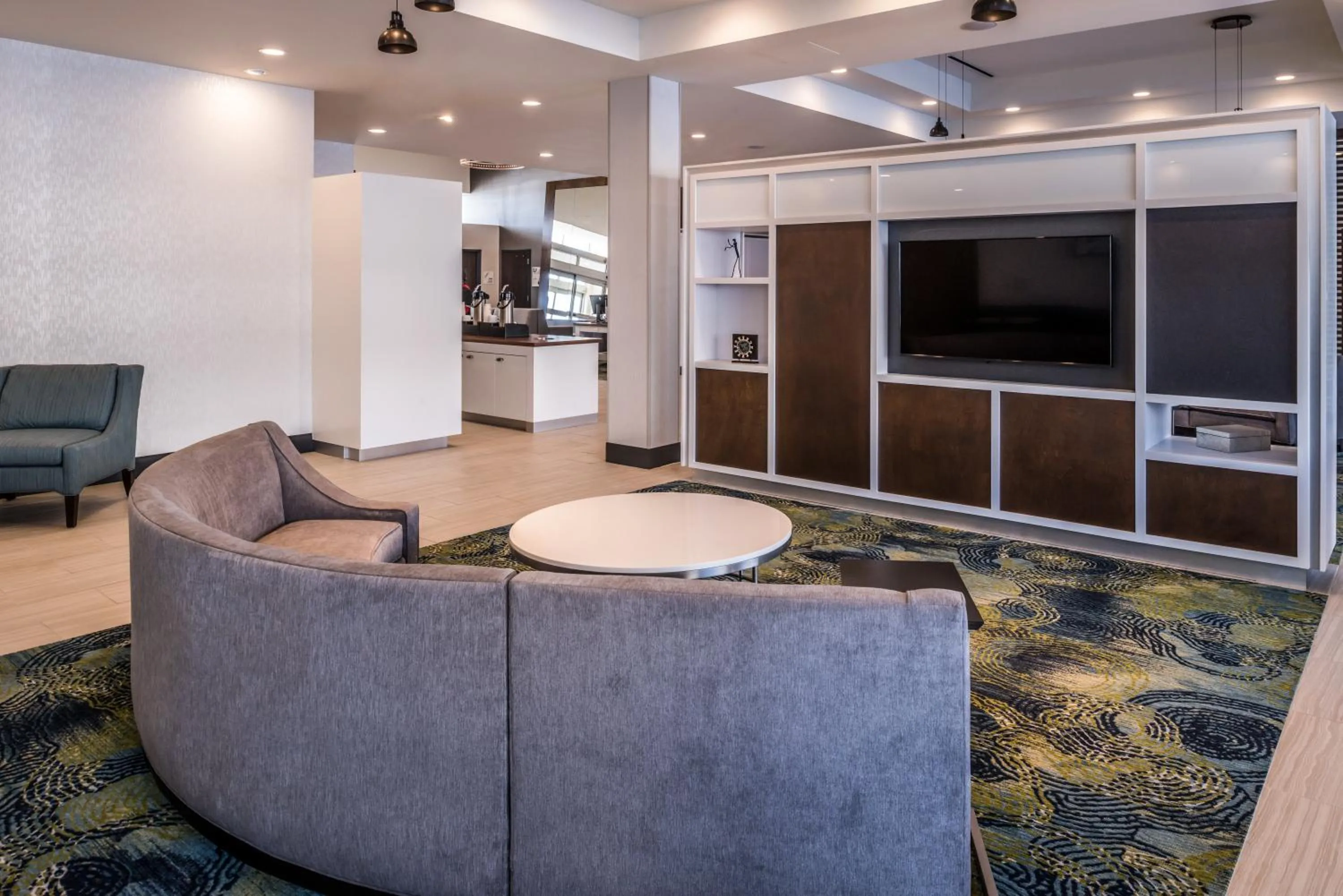 Communal lounge/ TV room in Holiday Inn Detroit Northwest - Livonia by IHG