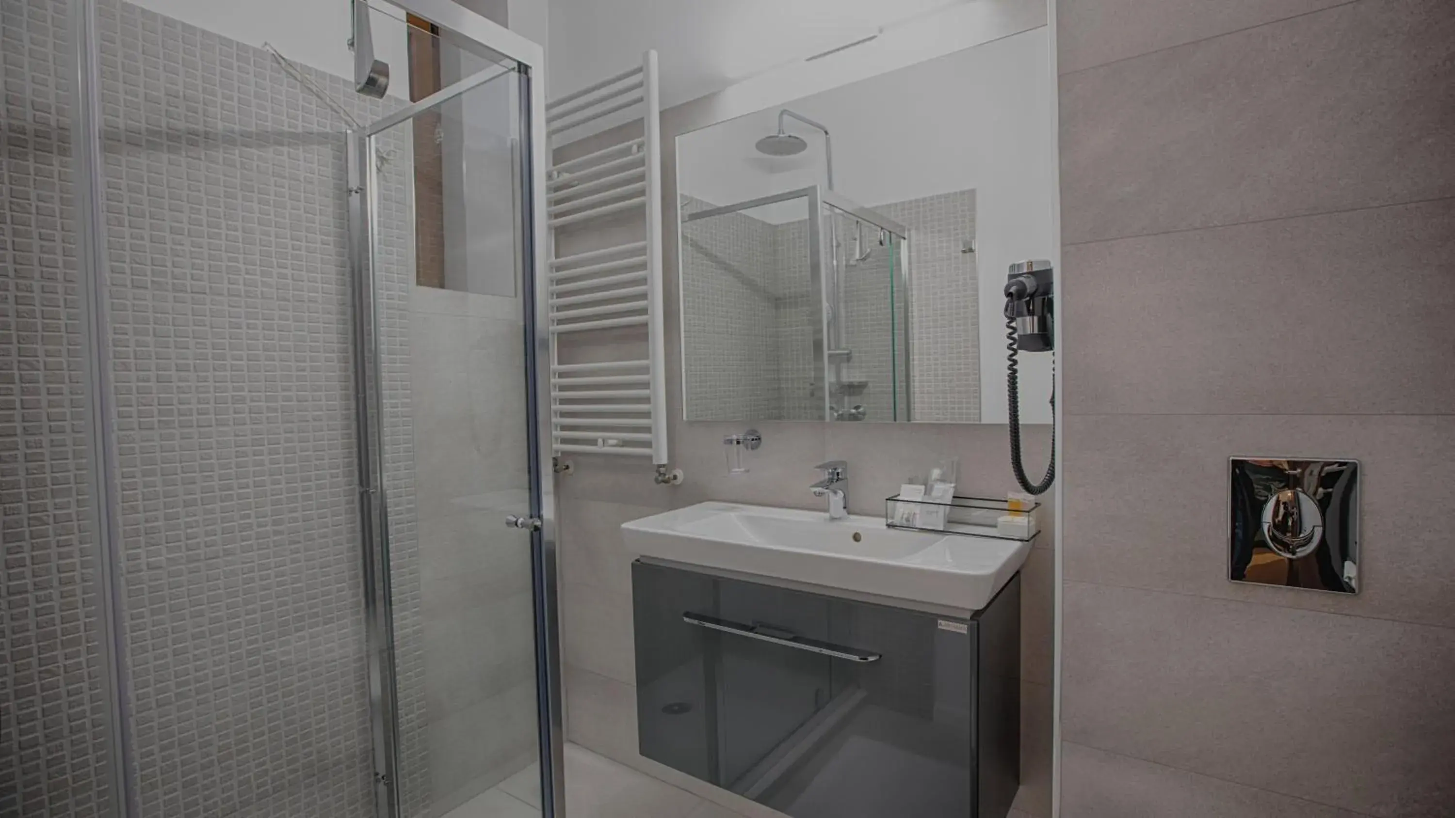 Twin Room with Bathroom - single occupancy in MER Guest House B&B Twin Room with Bathroom - single occupancy in MER Guest House B&B