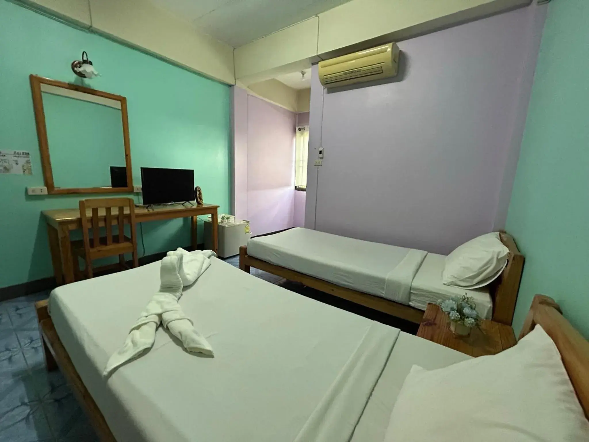 Twin Room with Shower in Apinya Court Twin Room with Shower in Apinya Court