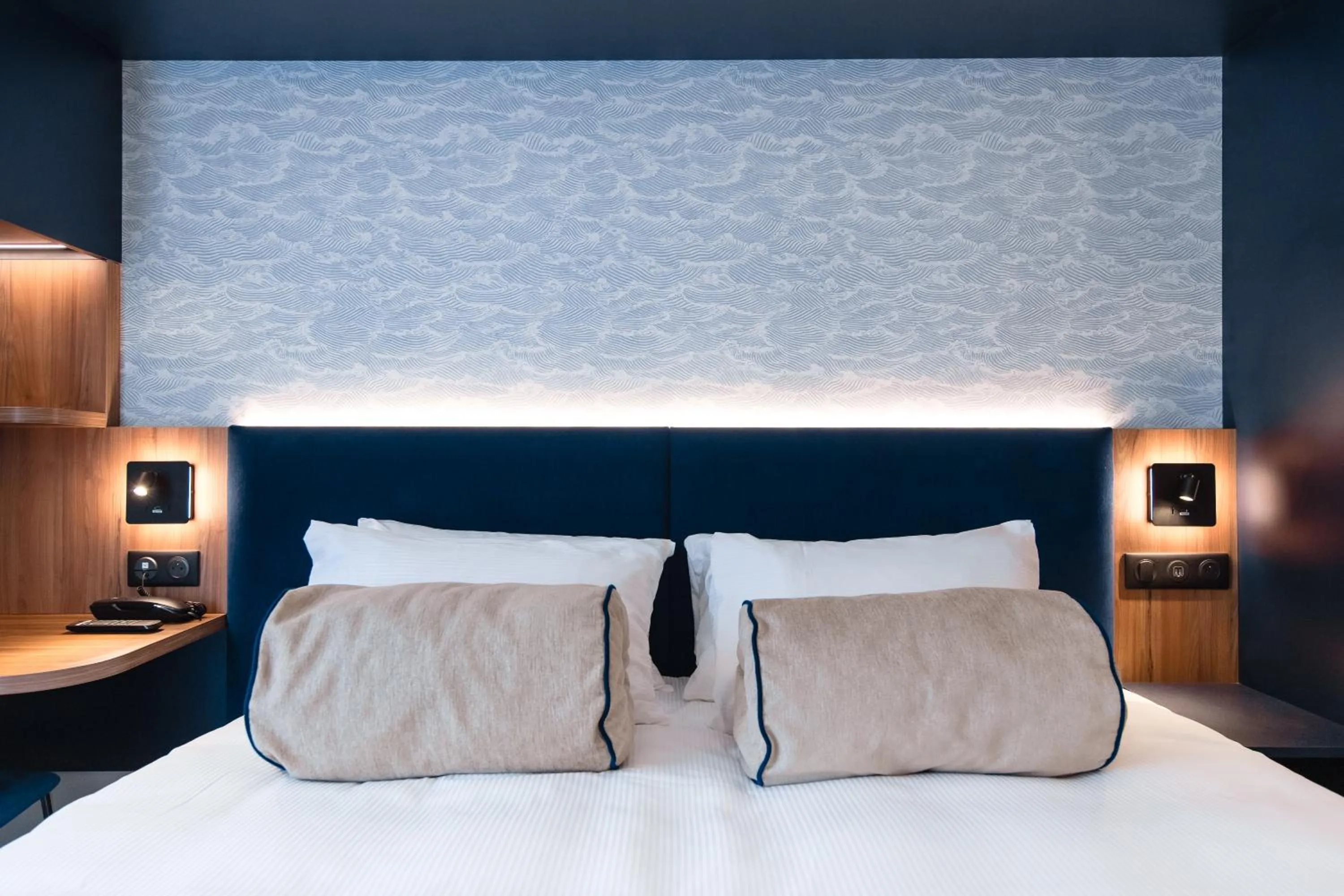 Bed in Hotel Bleu de Grenelle - Tour Eiffel