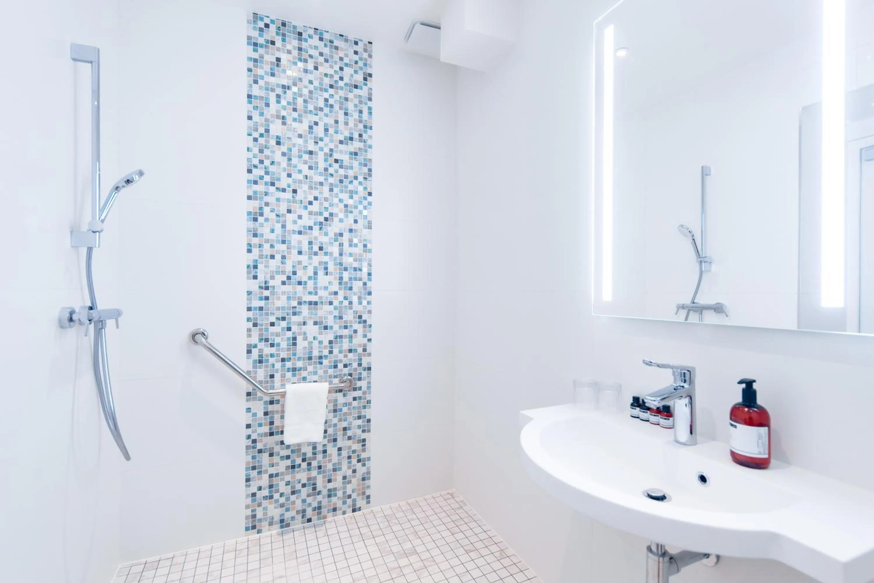 Bathroom in Hotel Bleu de Grenelle - Tour Eiffel