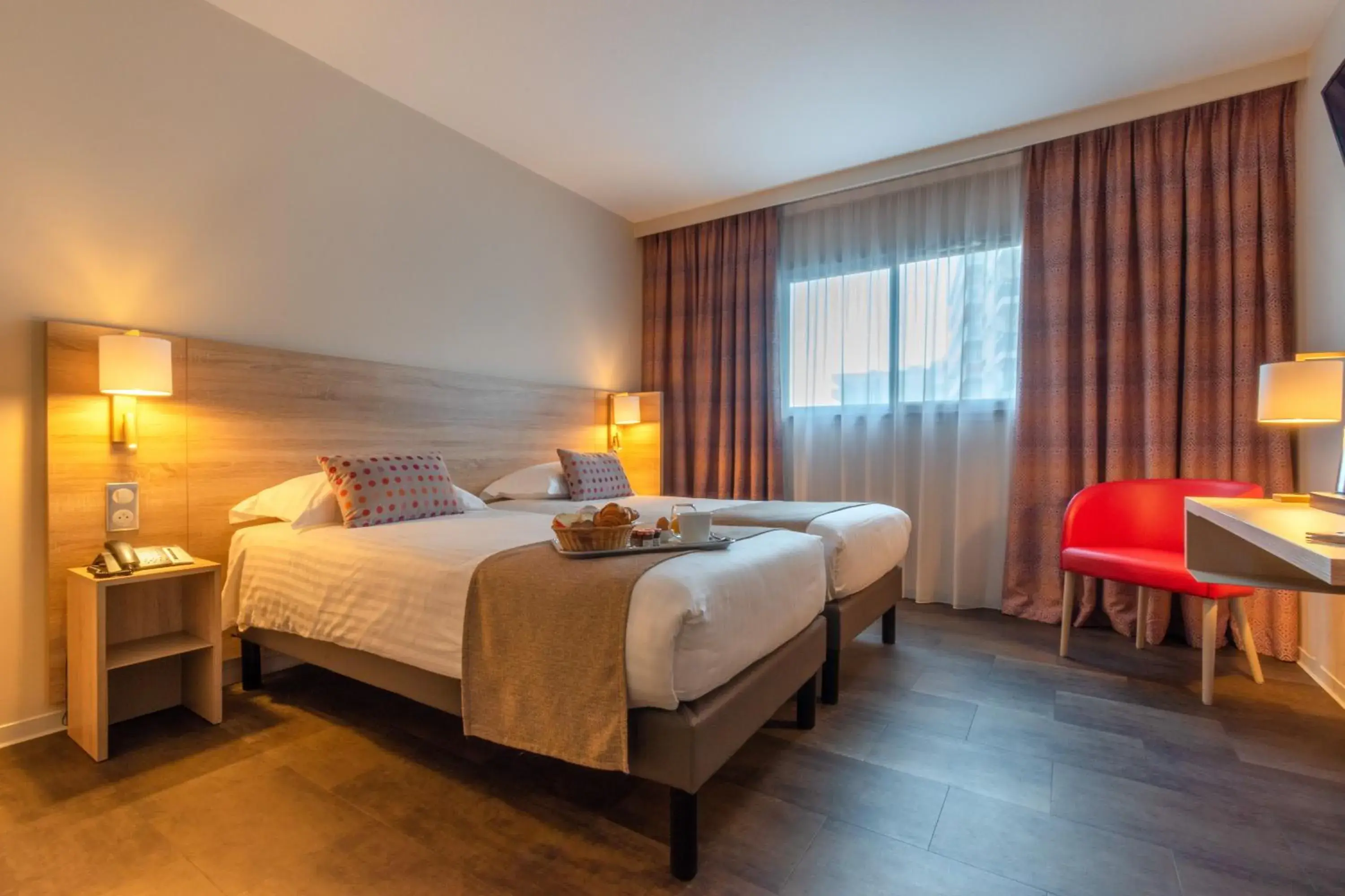 Photo of the whole room, Bed in Hôtel L'Empreinte Photo of the whole room, Bed in Hôtel L'Empreinte