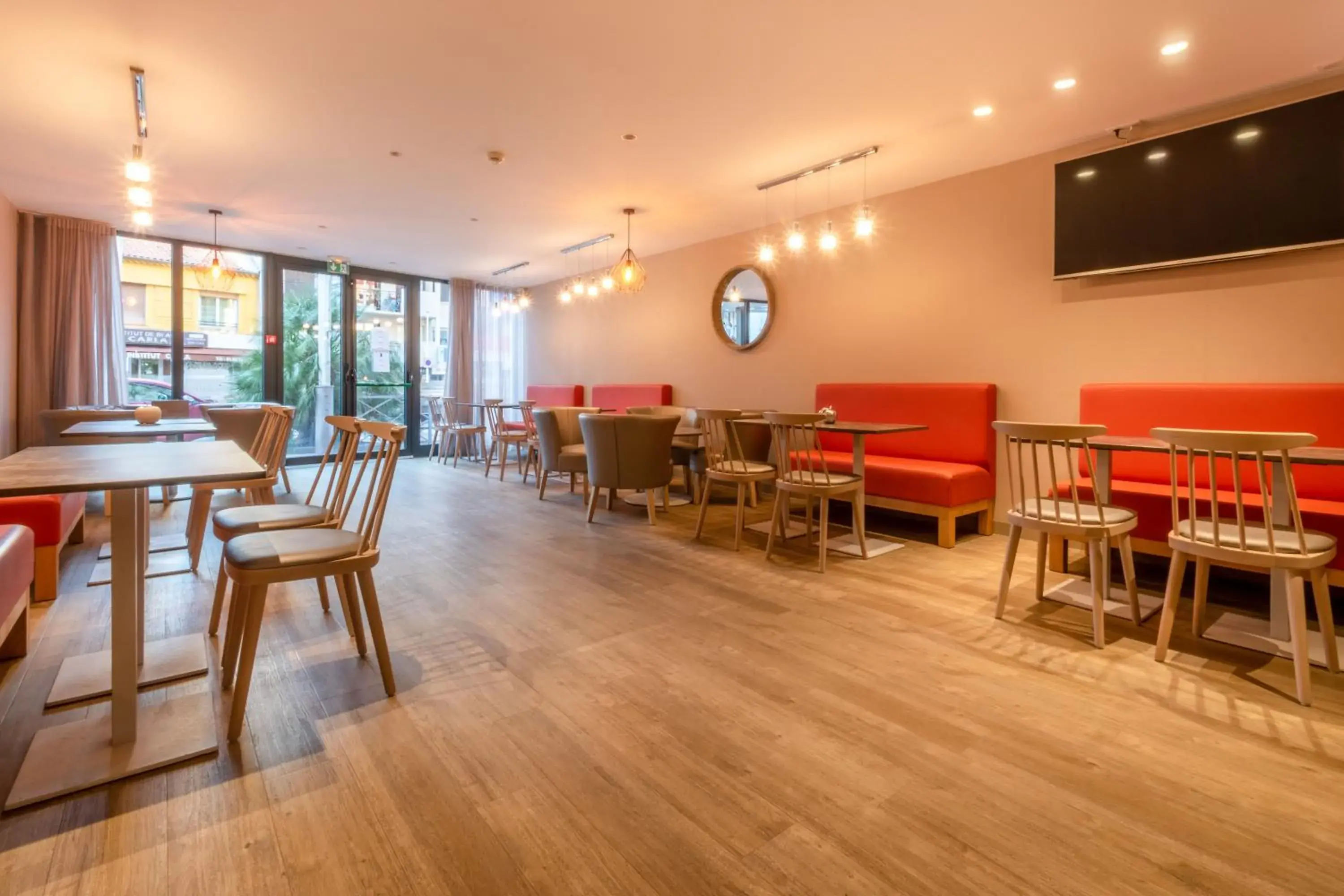 Lounge or bar in Hôtel L'Empreinte Lounge or bar in Hôtel L'Empreinte