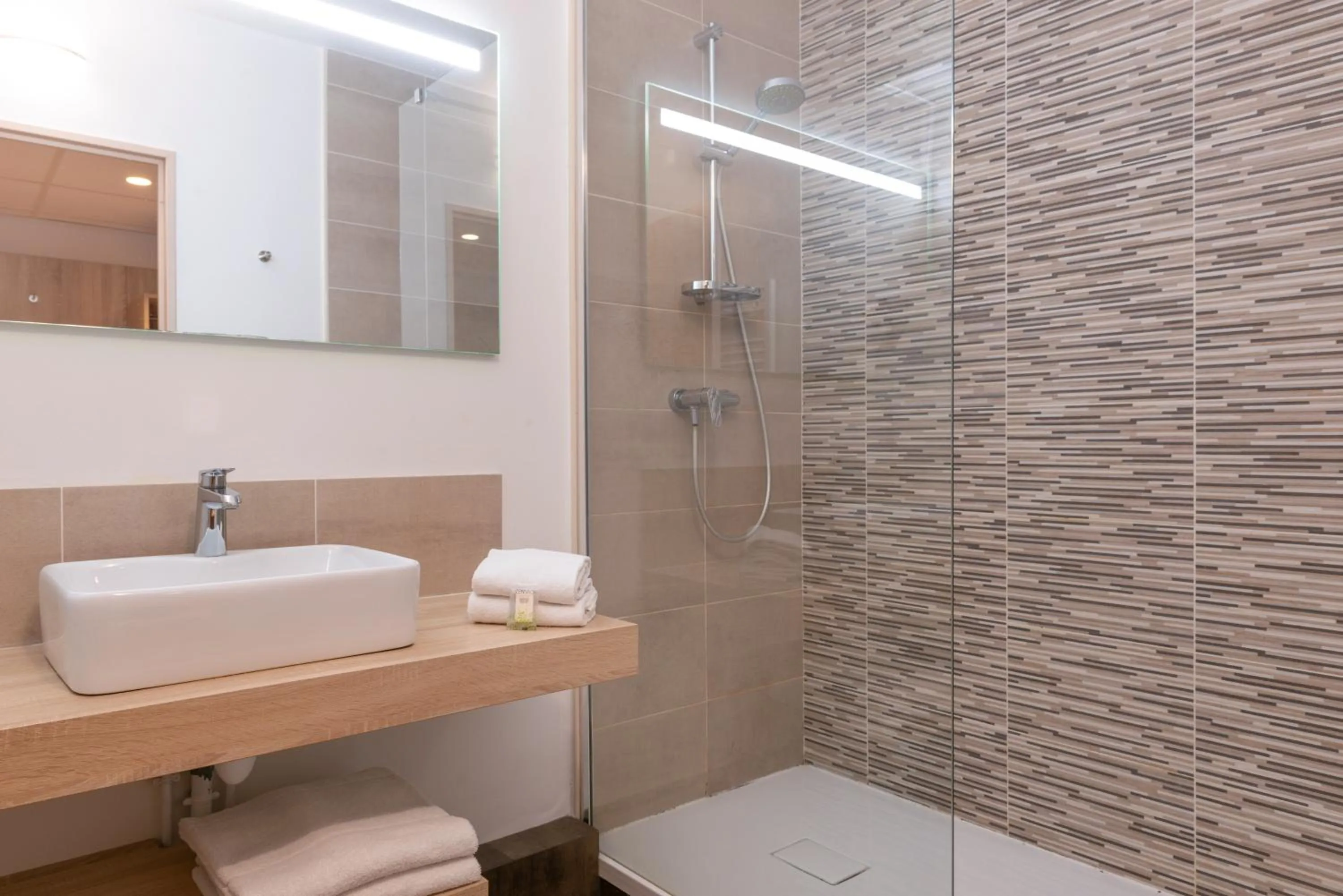 Shower in Hôtel L'Empreinte