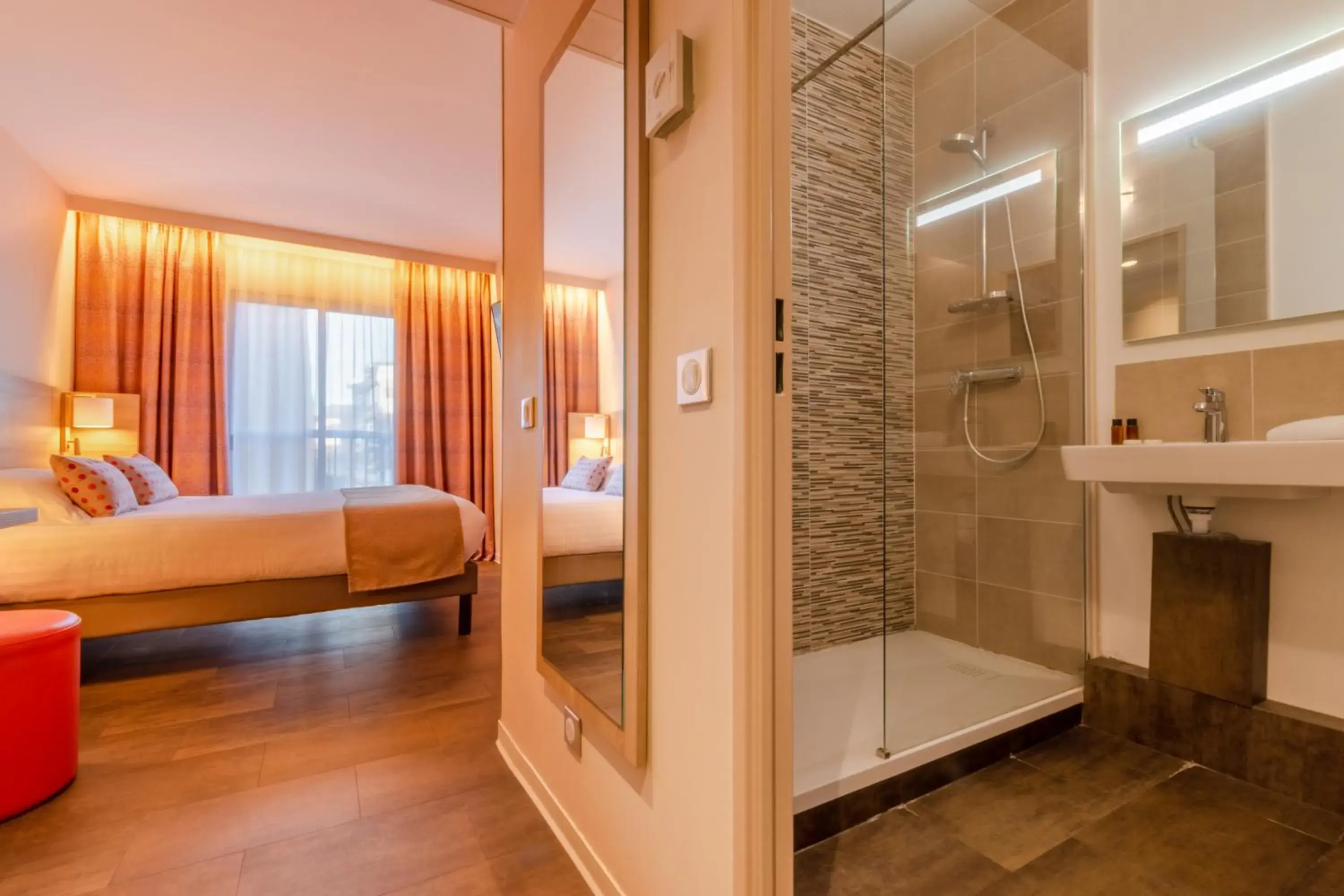 Shower, Bed in Hôtel L'Empreinte Shower, Bed in Hôtel L'Empreinte