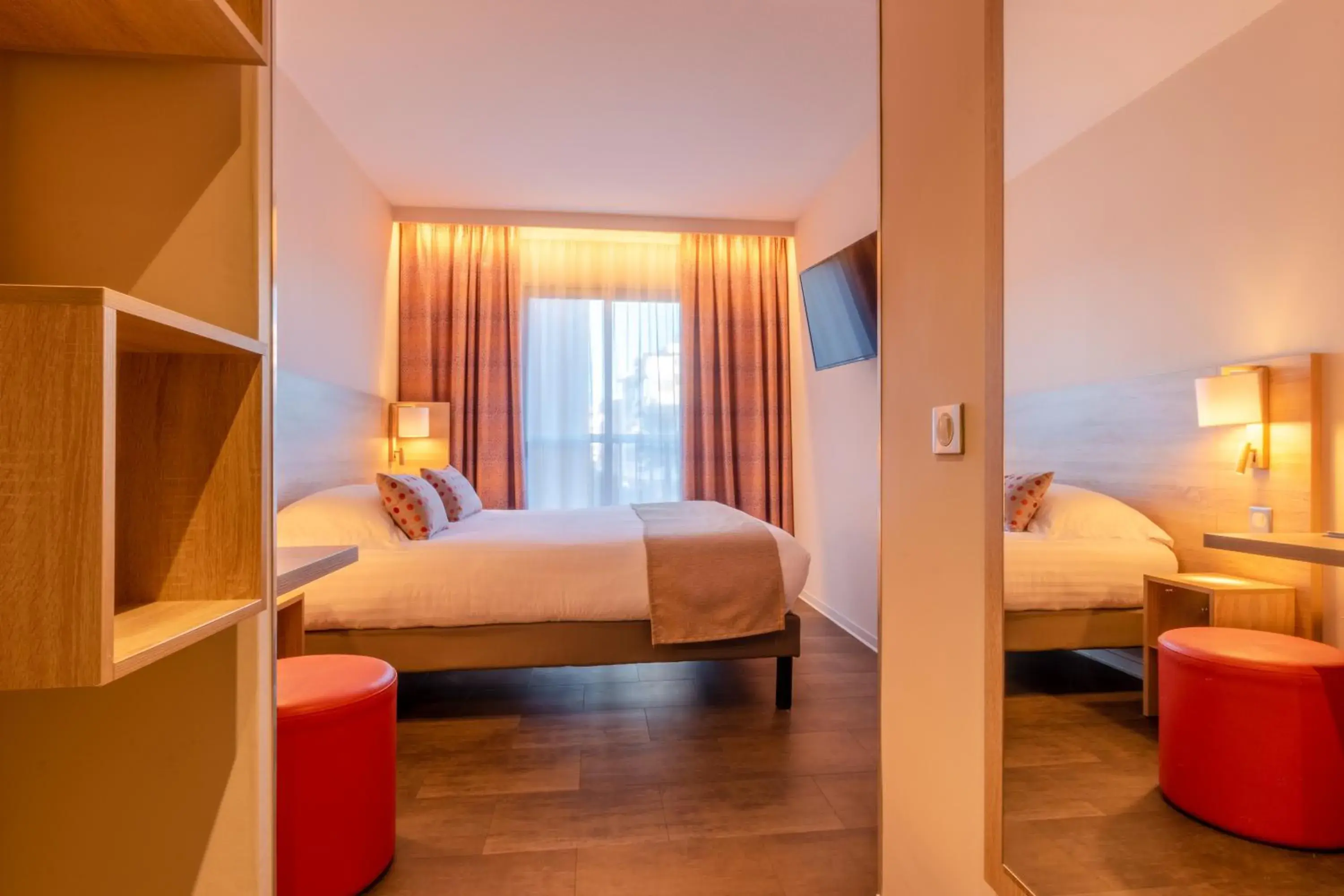 Photo of the whole room, Bed in Hôtel L'Empreinte Photo of the whole room, Bed in Hôtel L'Empreinte