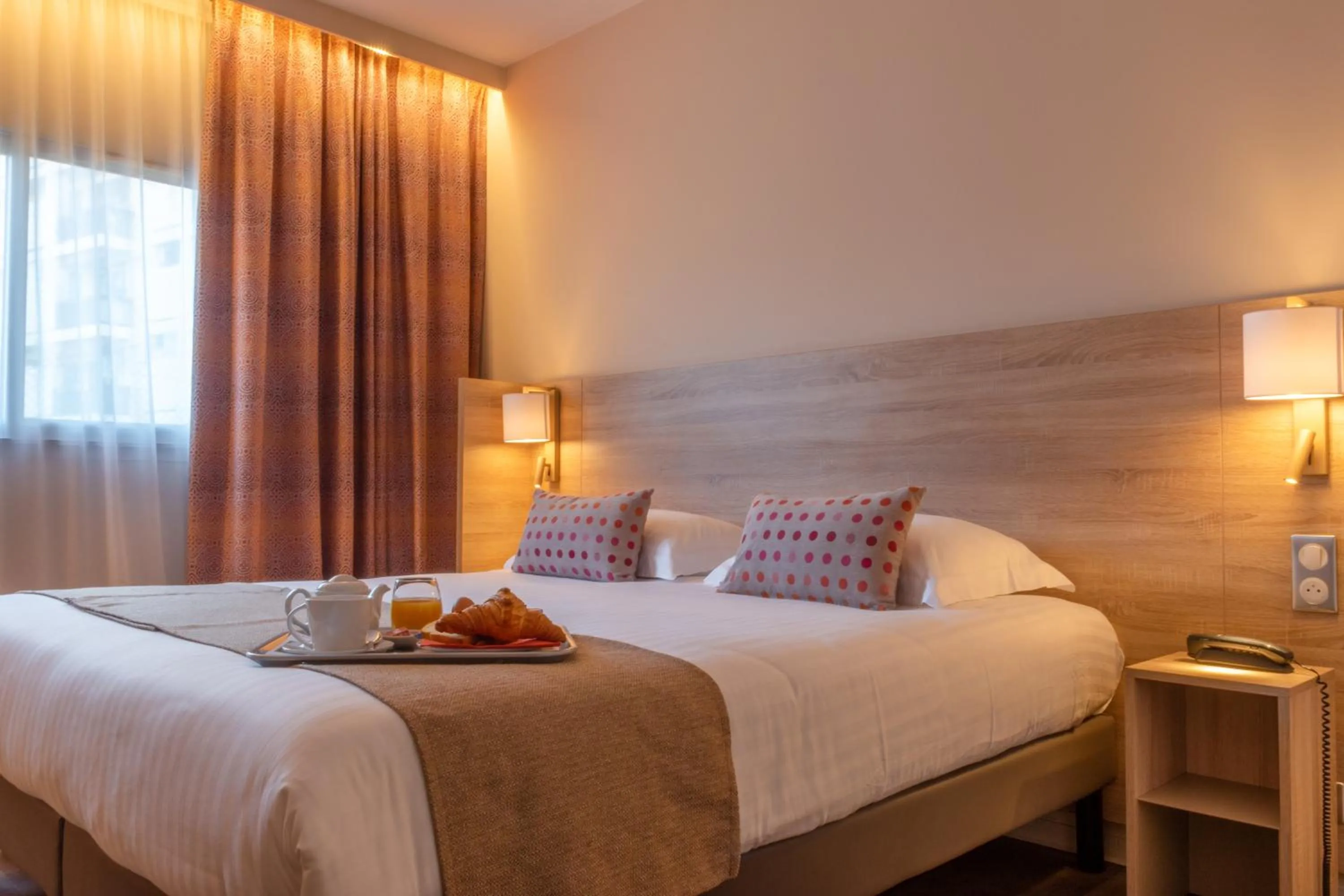 Photo of the whole room, Bed in Hôtel L'Empreinte