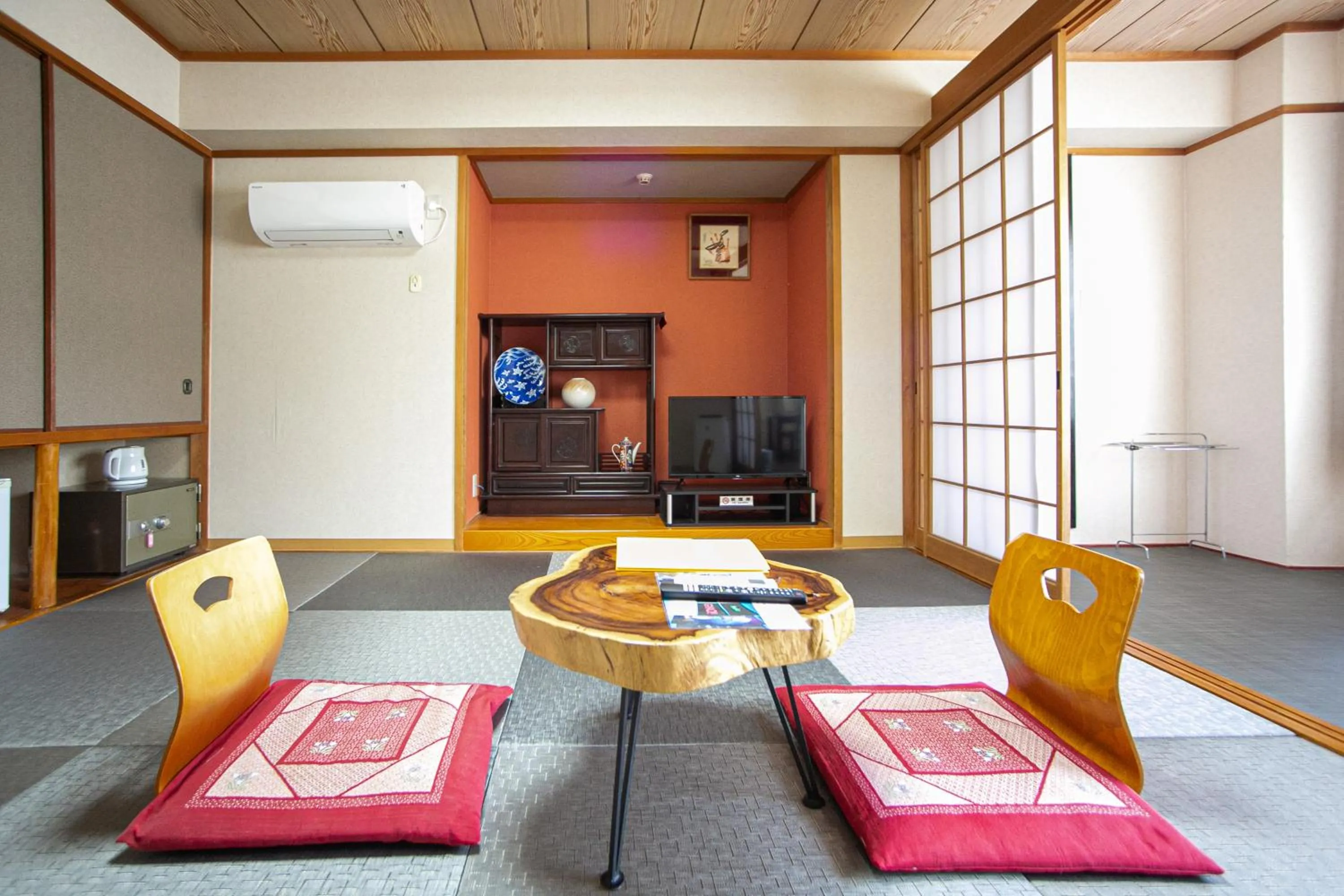 Photo of the whole room in Yufuin Akarinoyado