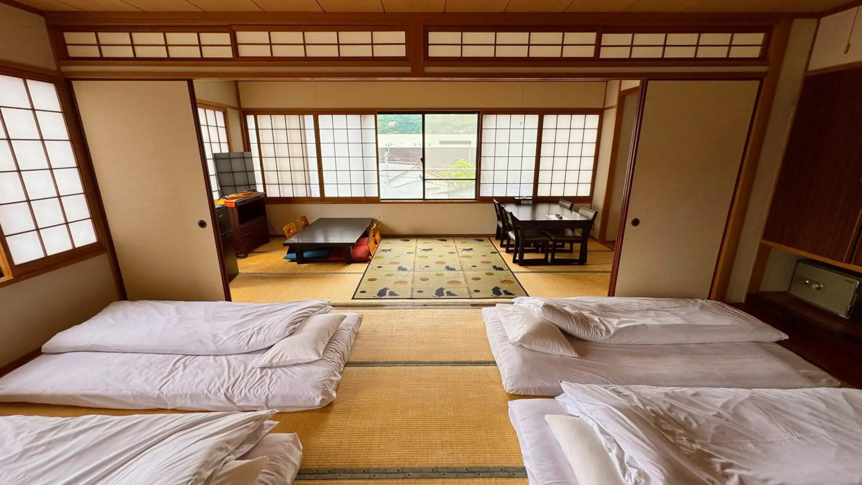 Japanese-Style Family Room YUFU with Private Toilet and Shared Bathroom in Yufuin Akarinoyado Japanese-Style Family Room YUFU with Private Toilet and Shared Bathroom in Yufuin Akarinoyado