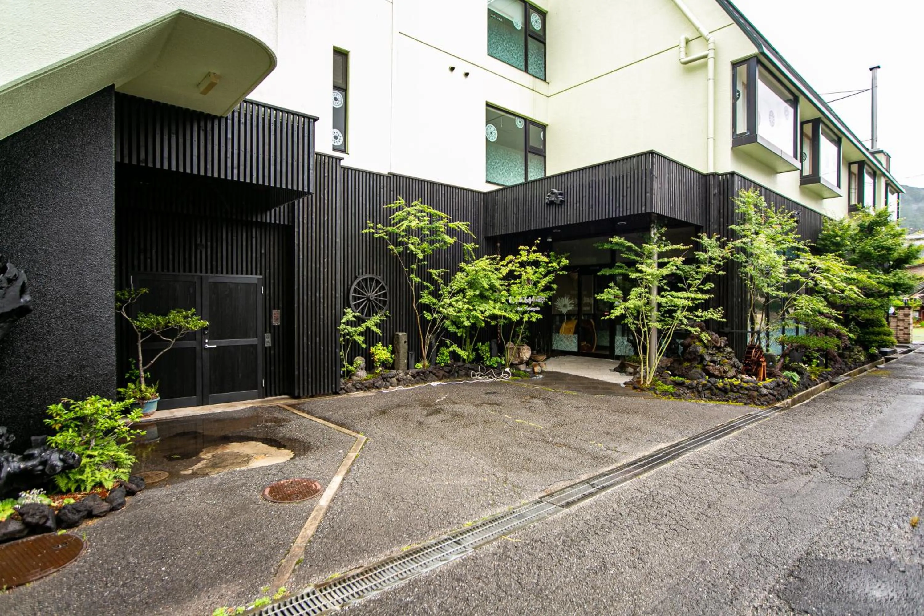 Property building in Yufuin Akarinoyado