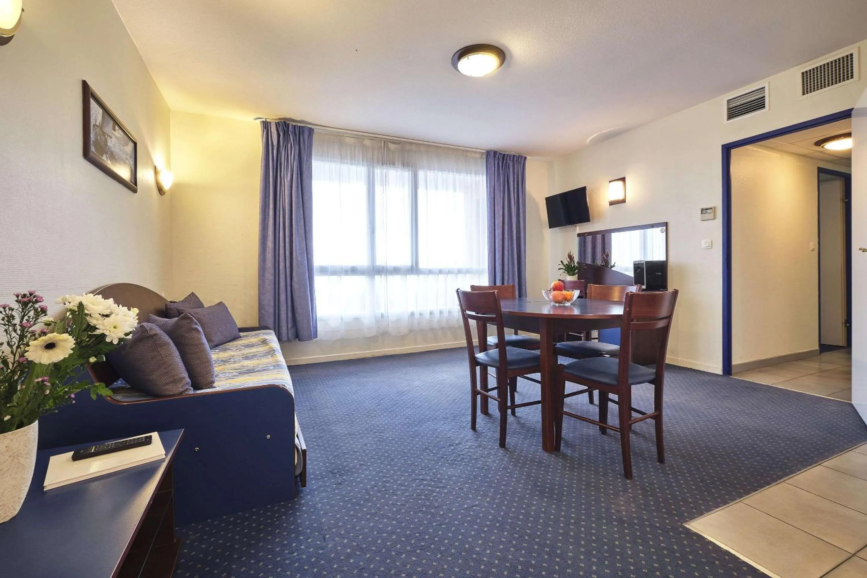 Seating area in Comfort Aparthotel Carcassonne