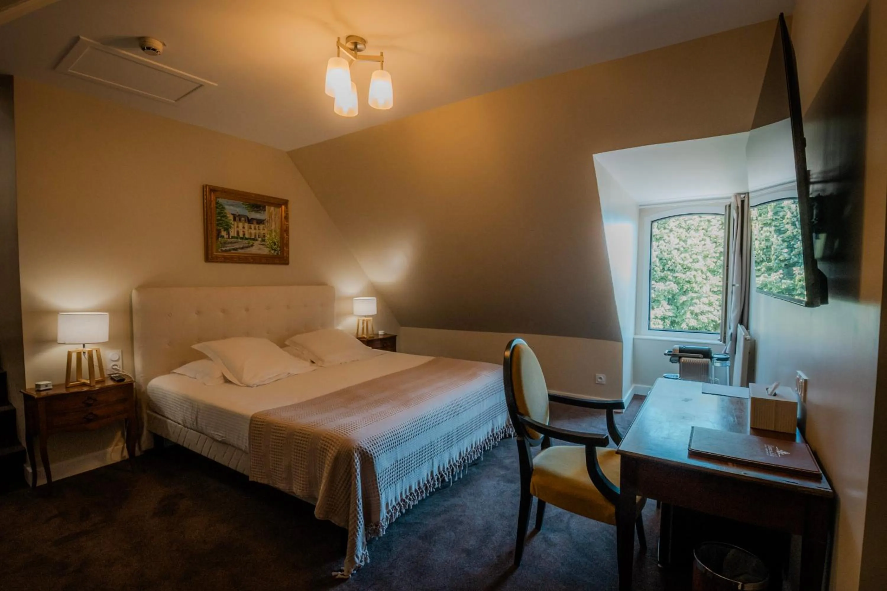 Bedroom, Bed in Grand Hôtel "Château de Sully" - Piscine & Spa -Teritoria