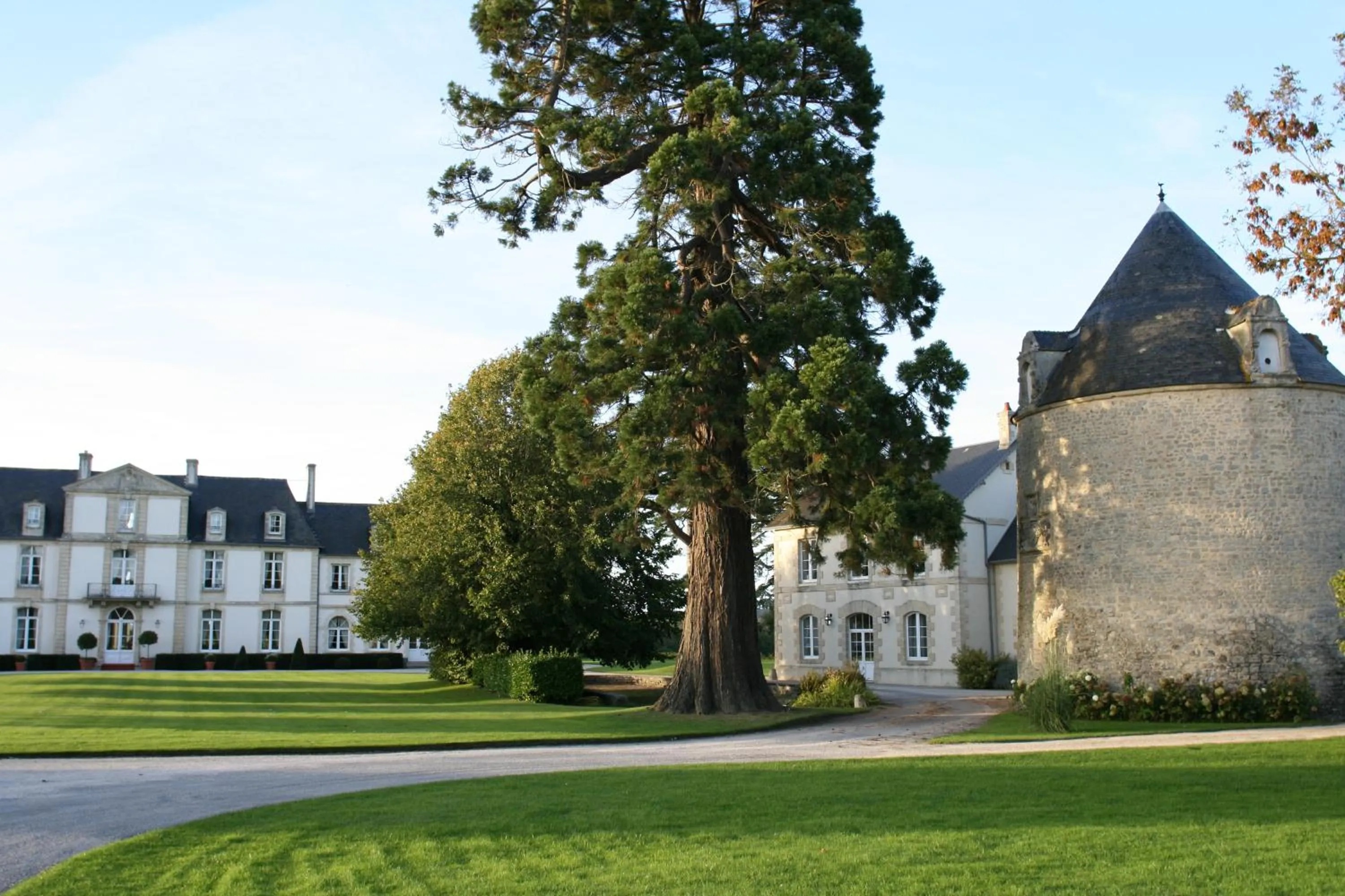 Facade/entrance in Grand Hôtel "Château de Sully" - Piscine & Spa