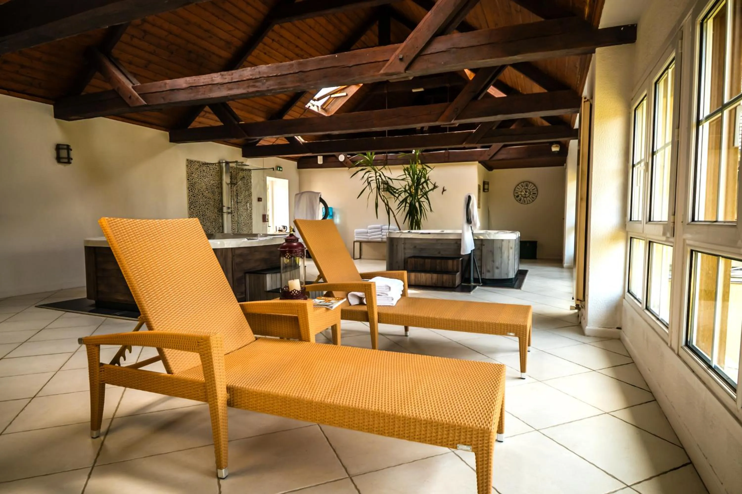 Spa and wellness centre/facilities in Grand Hôtel "Château de Sully" - Piscine & Spa -Teritoria