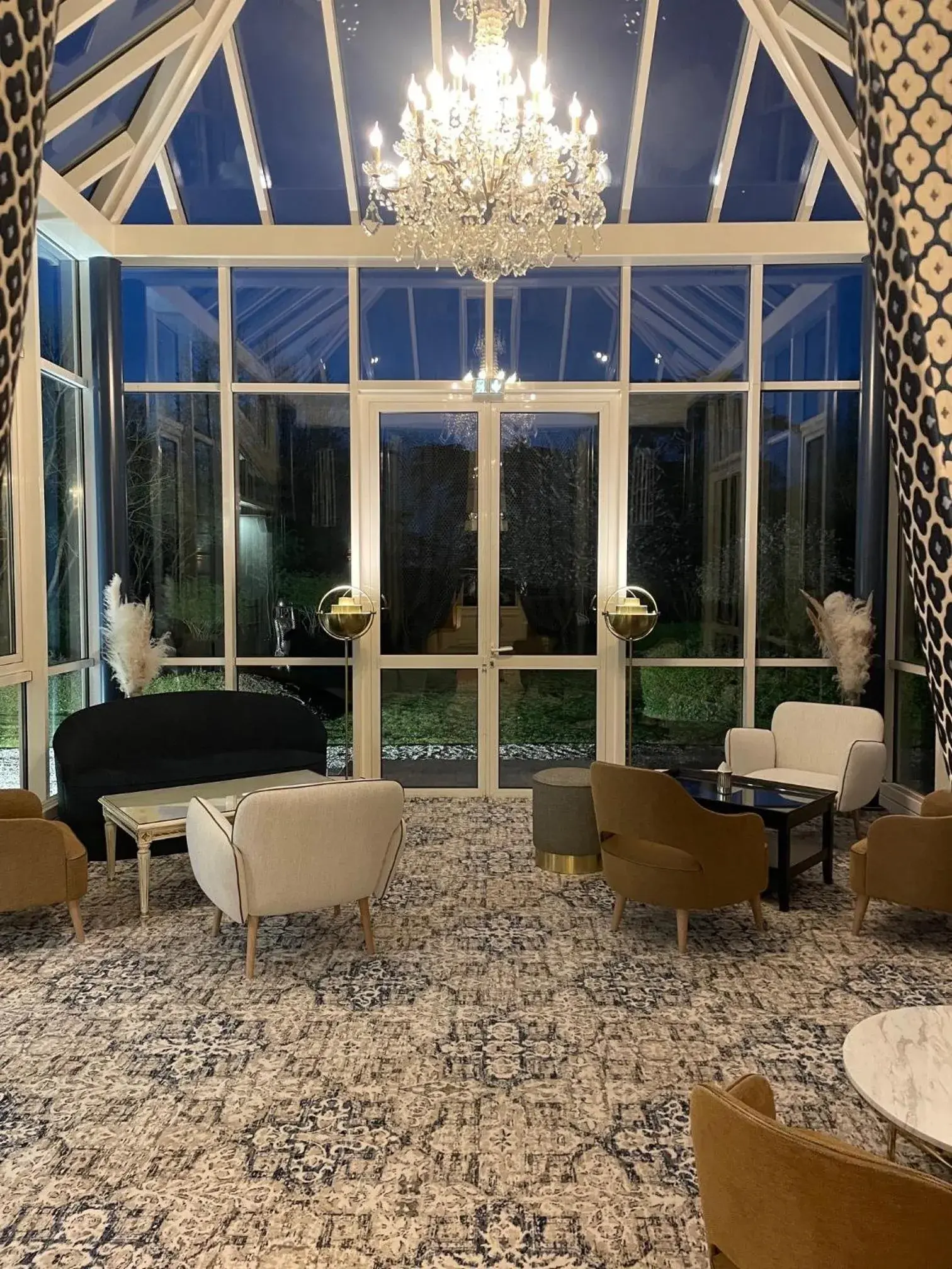 Living room in Grand Hôtel "Château de Sully" - Piscine & Spa Living room in Grand Hôtel "Château de Sully" - Piscine & Spa