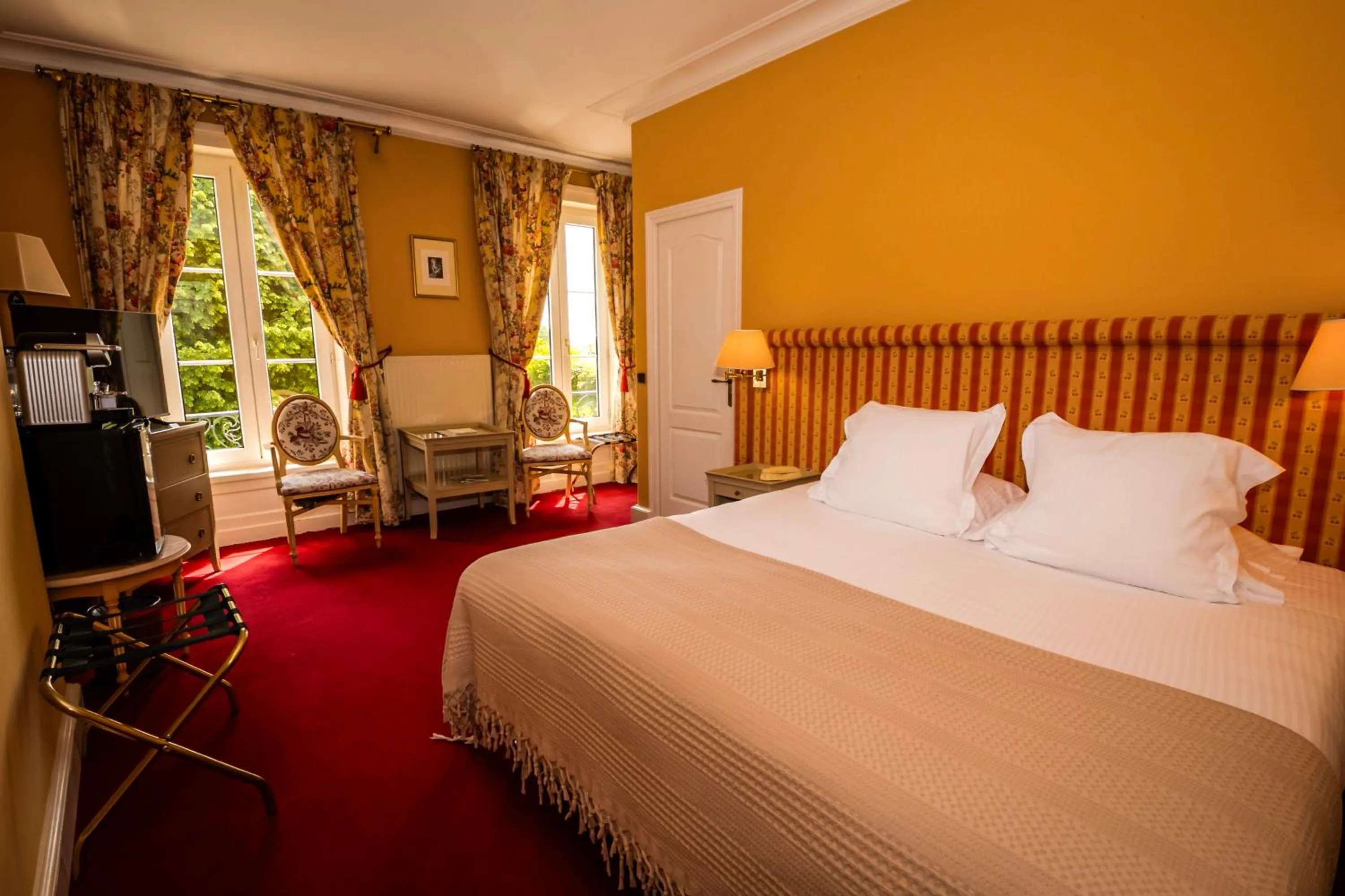 Bedroom, Bed in Grand Hôtel "Château de Sully" - Piscine & Spa -Teritoria